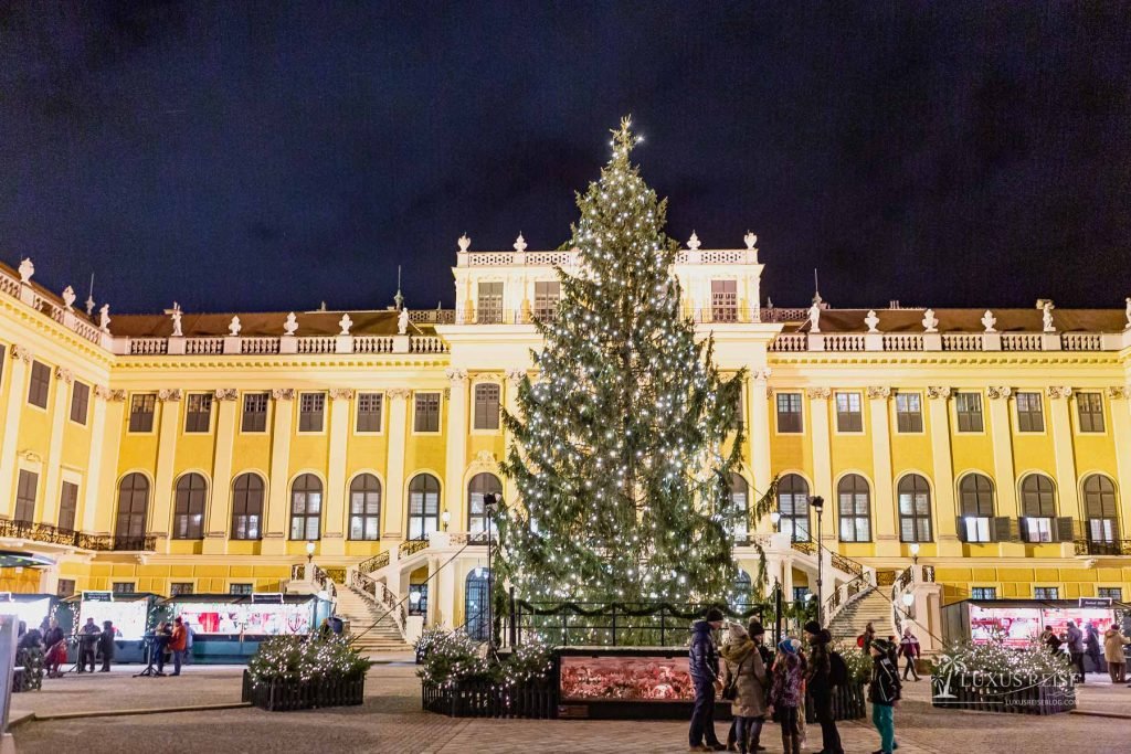 Weihnachtsmarkt Schloss Schönbrunn Wien, Österreich - Abendstimmung - Sehenswürdigkeiten