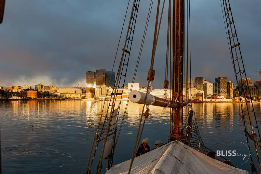 Oslo Sonnenuntergang - Oslo Reisetipp - Fjorde, Opernhaus und Segelschiffe - Reiseblogger in Norwegen - Kreuzfahrt und Bootstour zum Sonnenuntergang