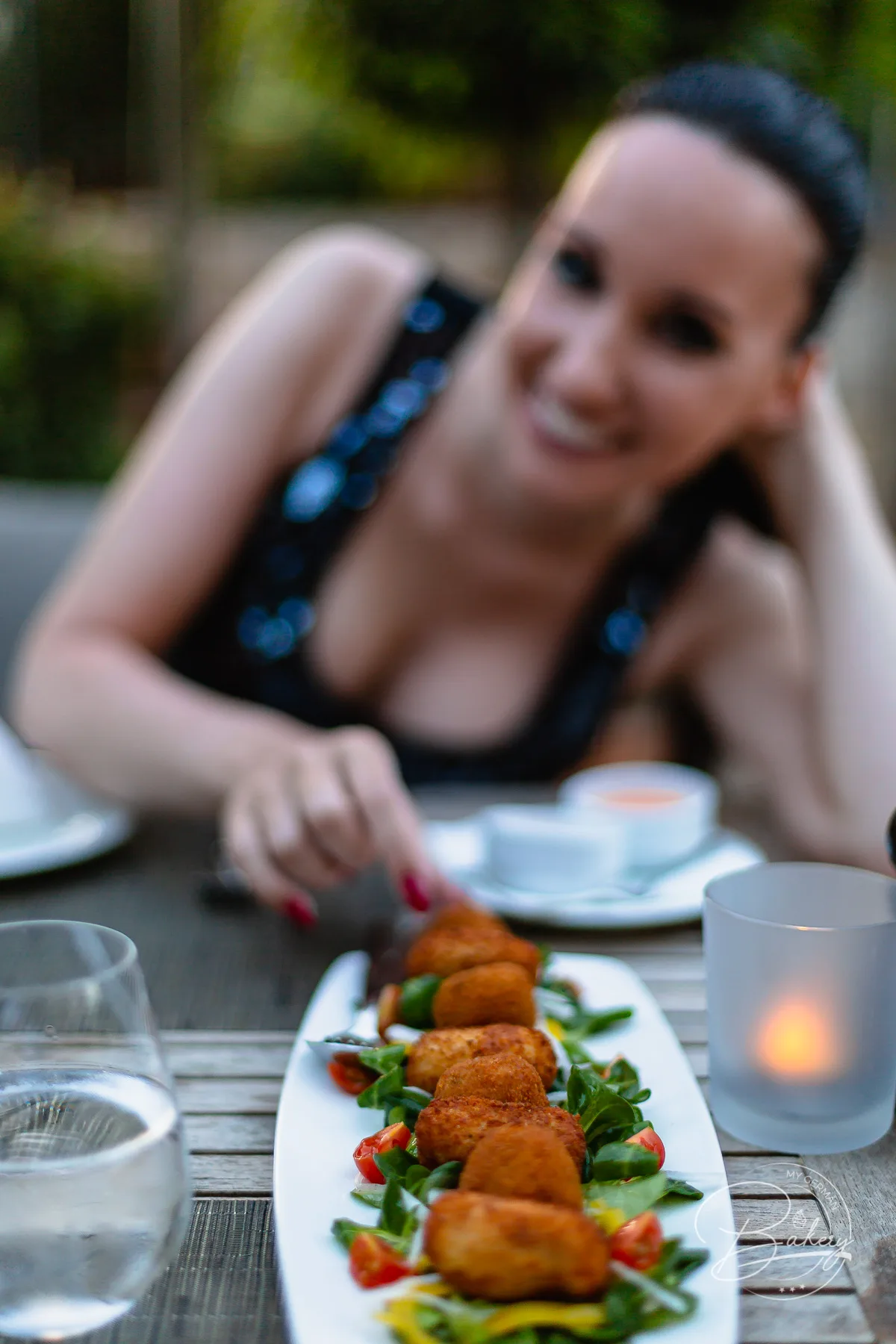 Vanessa Pur - Restaurant La Bodega del Green - Tapas Restaurant auf Mallorca Palma am Golfplatz und Pool - "La Bodega del Green" auf Mallorca mit direkter Anbindung an den ältesten Golfplatz die perfekte Dinner-Location für ein schönes Abendessen mit Kroketten, Croquetas im Golfhotel Arabella Sheraton