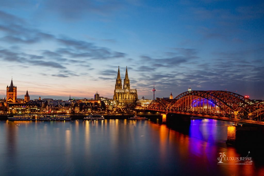 Köln Sehenswuerdigkeiten - Top 10 Reisetipps Koeln - Köln bei Nacht mit Kölner Dom und Rhein