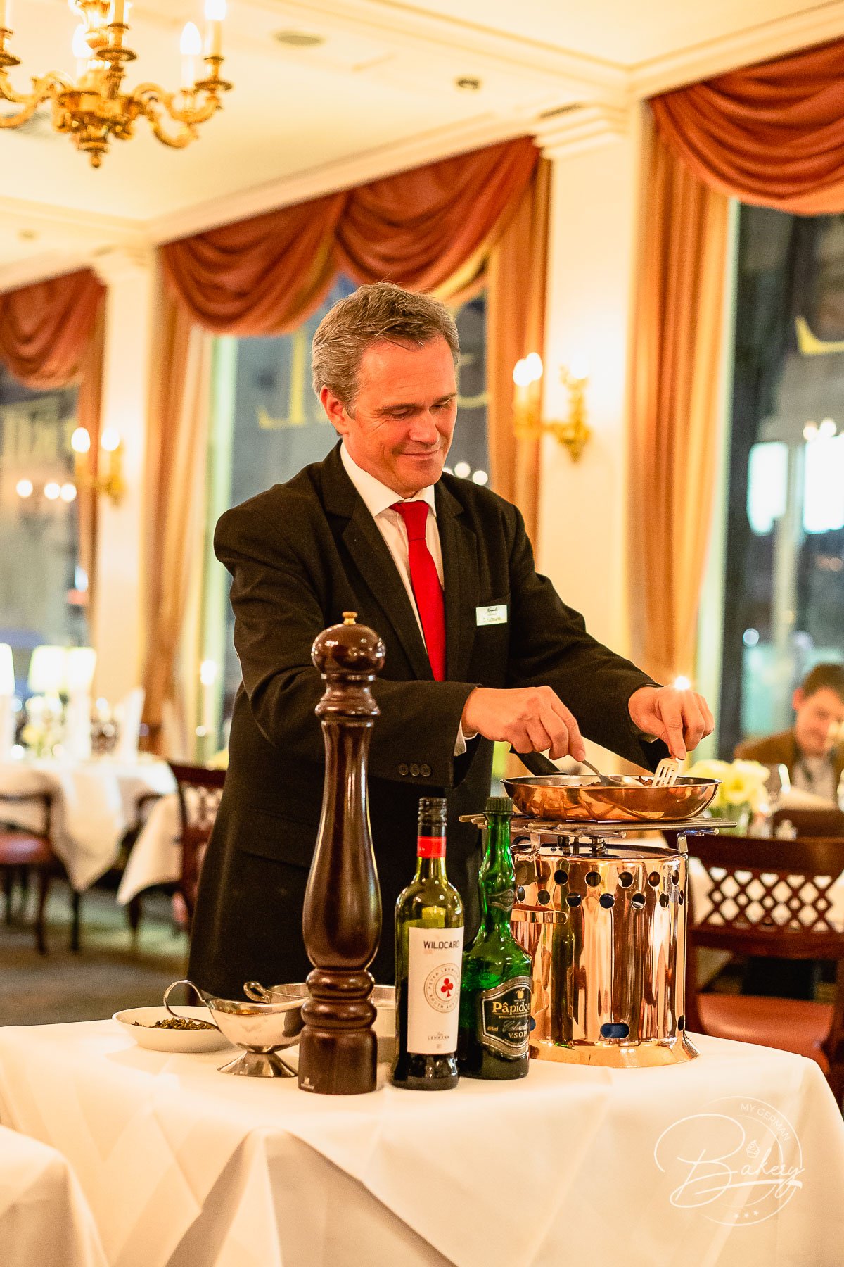 Der Bristol Grill Berlin am Kurfüstendamm in Berlin - Erlebnisgastronomie - "The Grill" am Kudamm in Berlin im KEMPI Hotel Kempinski - Der GRILL im KEMPI in Berlin - am Ku'damm - gehört seit 60 Jahren zu den Top-Restaurants. Außergewöhnliche Gäste, tolle Speisen und Zeitreise