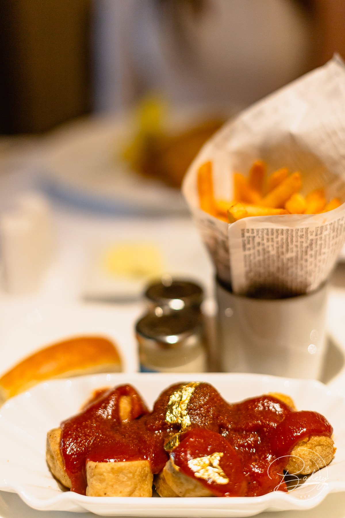 Quarré Restaurant Berlin - Goldene Currywurst im Adlon Hotel - Currywurst in Berlin essen mit Blick auf das Brandenburger Tor im Kempinski Adlon Luxushotel - Goldene Currywurst mit Blattgold in Berlin im ADLON Hotel Kempinski Currywurst bestellen, Restaurant Quarré