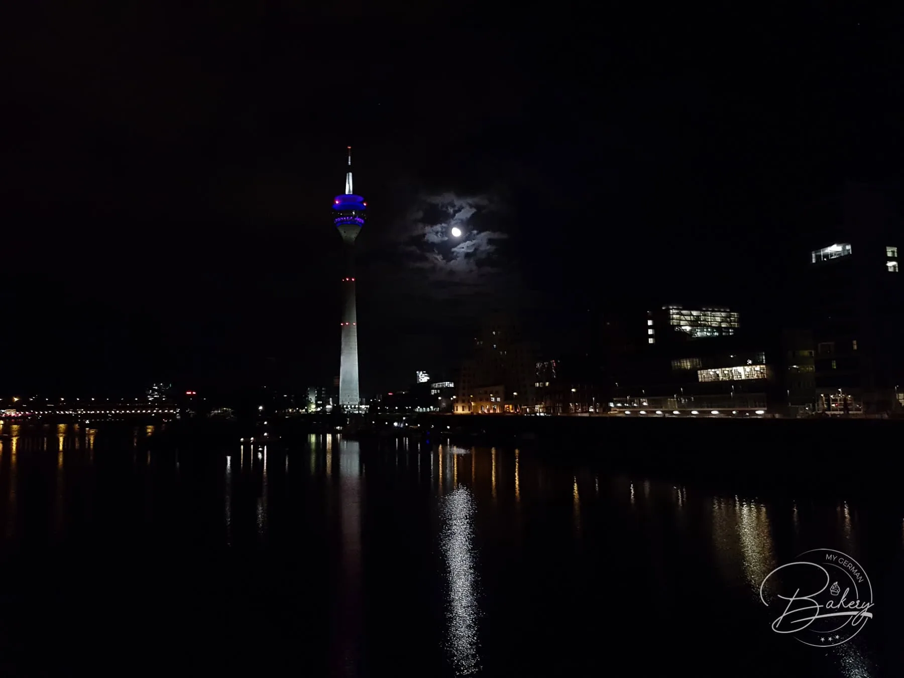 DOX Restaurant Düsseldorf - Genuss mit Aussicht auf den Medienhafen und Fernsehturm - Hyatt Regency Hotel Düsseldorf am Medienhafen - Rheinblick Gourmetküche mit Ausblick und japanischer Sushi Küche - DOX-Restaurant Düsseldorf Medienhafen - Erfahrung DOX Düsseldorf - Ausblick auf Fernsehturm und Gehry-Gebäude. Paul Hoffmann als Chef de Cuisine