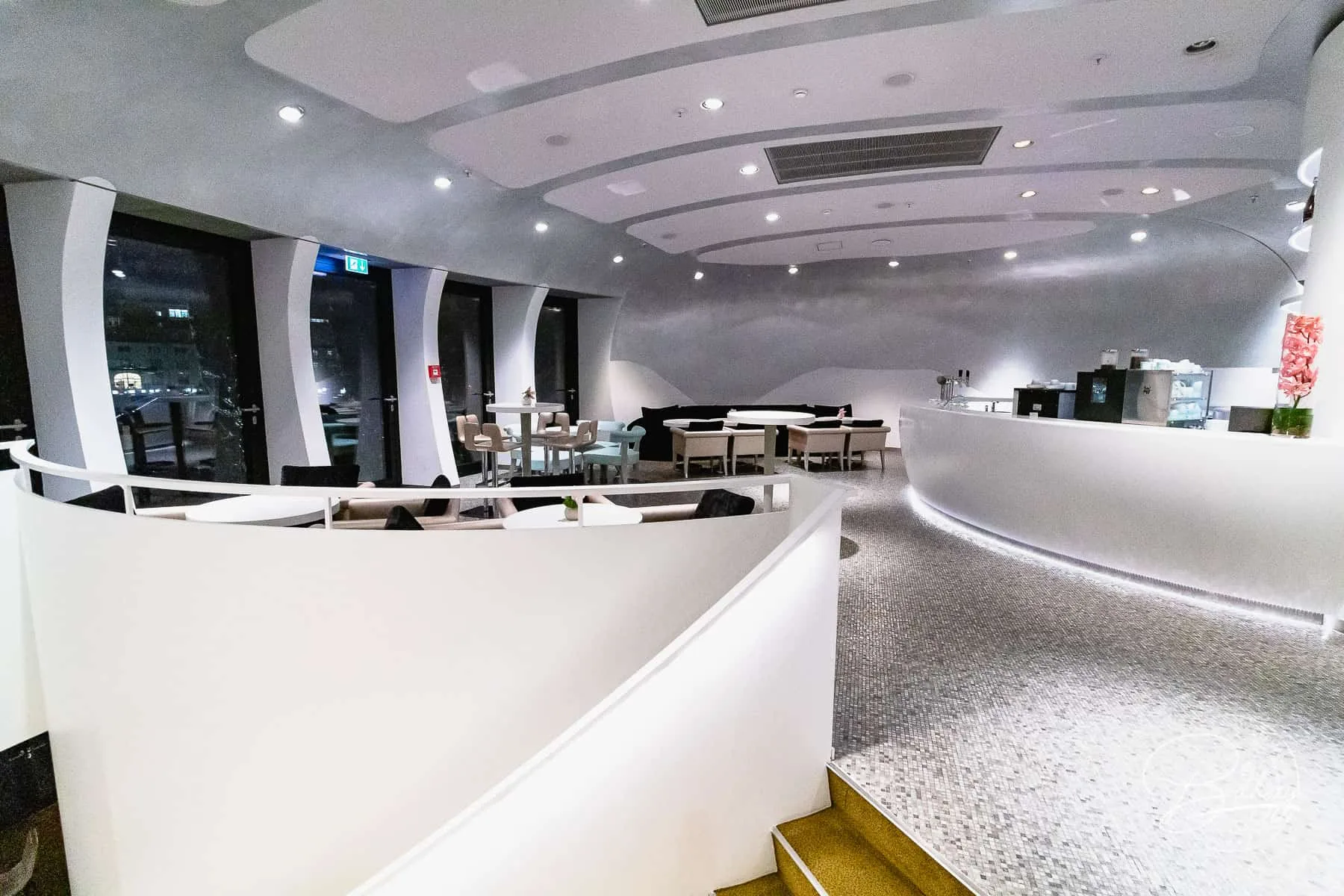 DOX Restaurant Düsseldorf - Genuss mit Aussicht auf den Medienhafen und Fernsehturm - Hyatt Regency Hotel Düsseldorf am Medienhafen - Rheinblick Gourmetküche mit Ausblick und japanischer Sushi Küche - DOX-Restaurant Düsseldorf Medienhafen - Erfahrung DOX Düsseldorf - Ausblick auf Fernsehturm und Gehry-Gebäude. Paul Hoffmann als Chef de Cuisine