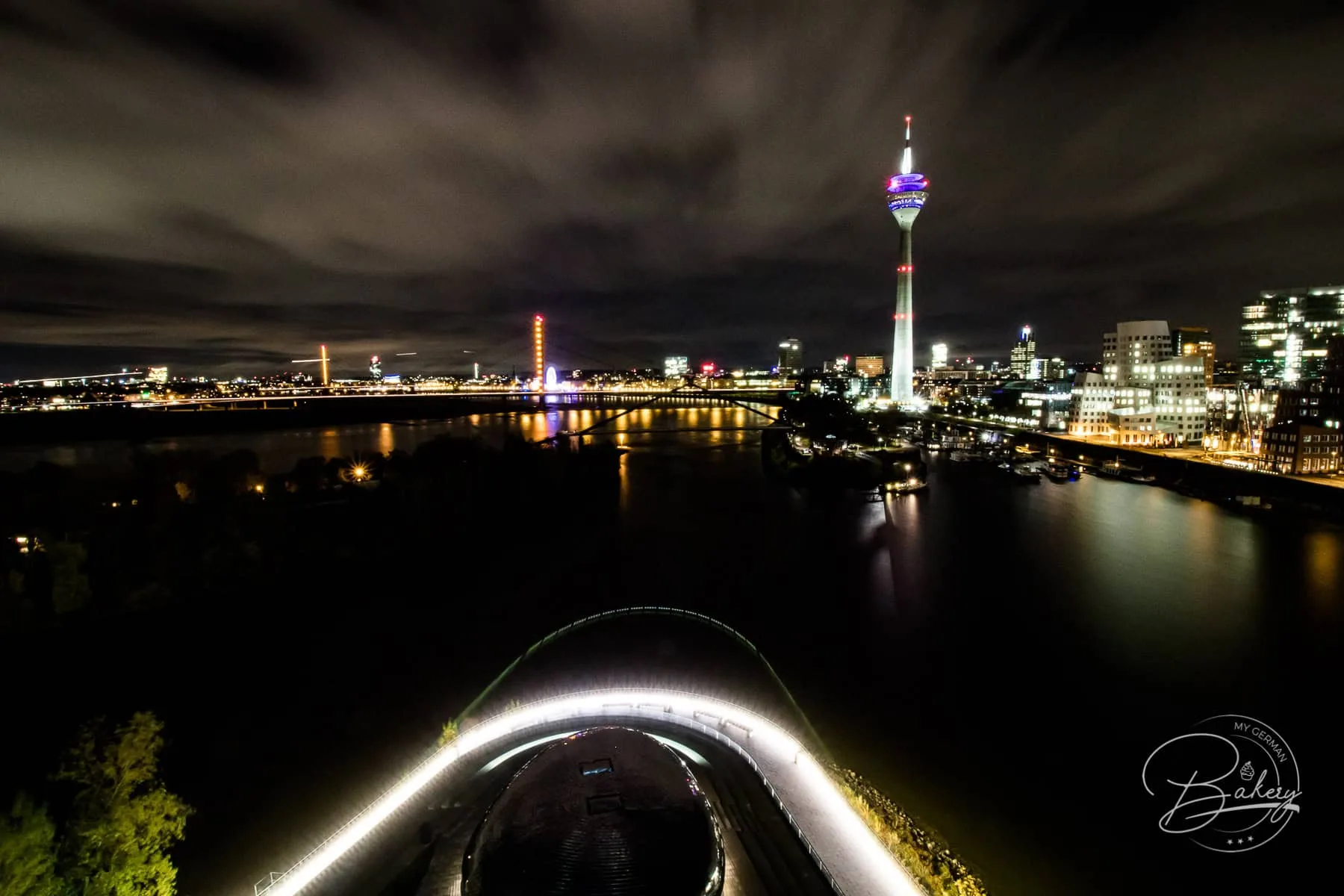 DOX Restaurant Düsseldorf - Genuss mit Aussicht auf den Medienhafen und Fernsehturm - Hyatt Regency Hotel Düsseldorf am Medienhafen - Rheinblick Gourmetküche mit Ausblick und japanischer Sushi Küche - DOX-Restaurant Düsseldorf Medienhafen - Erfahrung DOX Düsseldorf - Ausblick auf Fernsehturm und Gehry-Gebäude. Paul Hoffmann als Chef de Cuisine