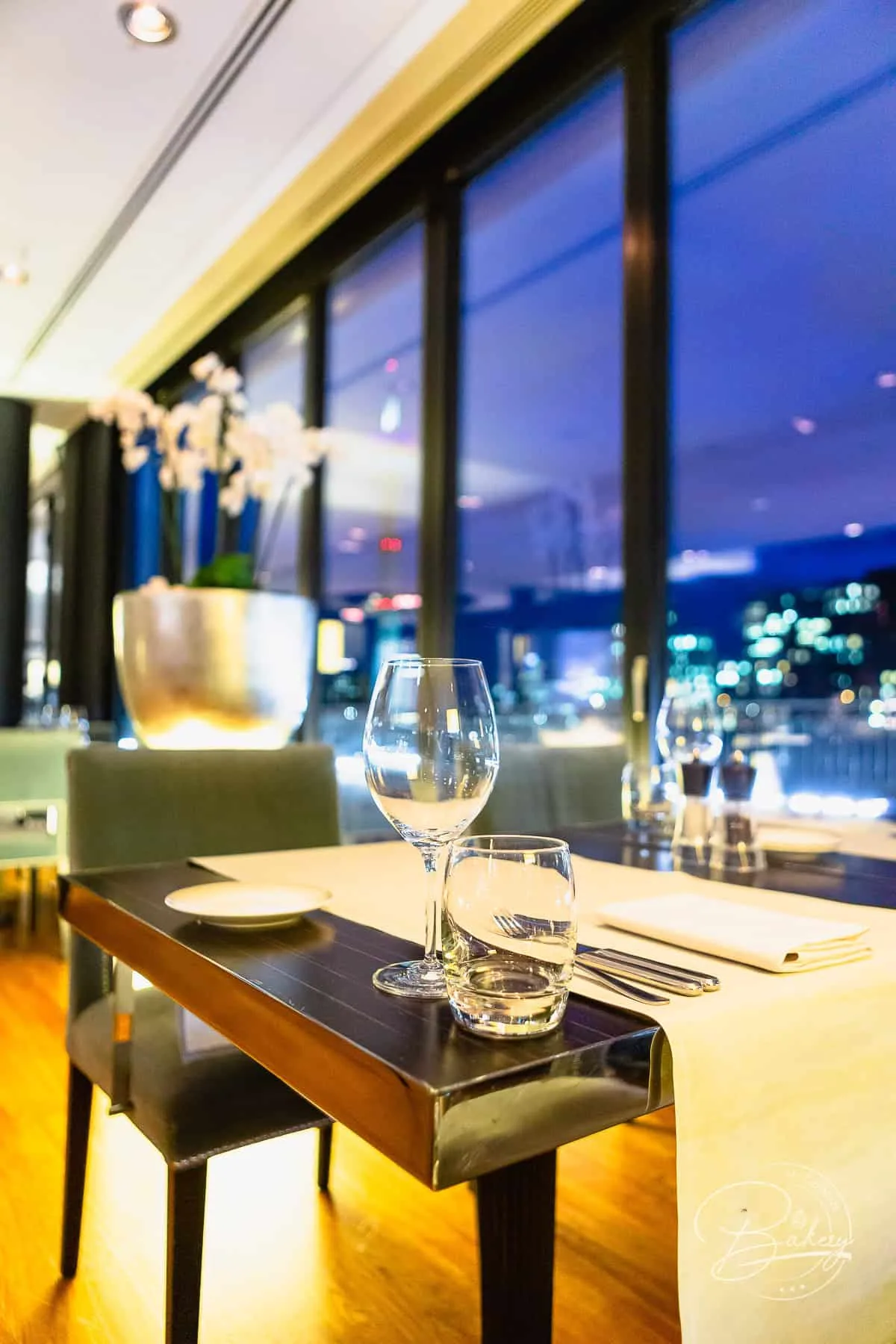 DOX Restaurant Düsseldorf - Genuss mit Aussicht auf den Medienhafen und Fernsehturm - Hyatt Regency Hotel Düsseldorf am Medienhafen - Rheinblick Gourmetküche mit Ausblick und japanischer Sushi Küche - DOX-Restaurant Düsseldorf Medienhafen - Erfahrung DOX Düsseldorf - Ausblick auf Fernsehturm und Gehry-Gebäude. Paul Hoffmann als Chef de Cuisine