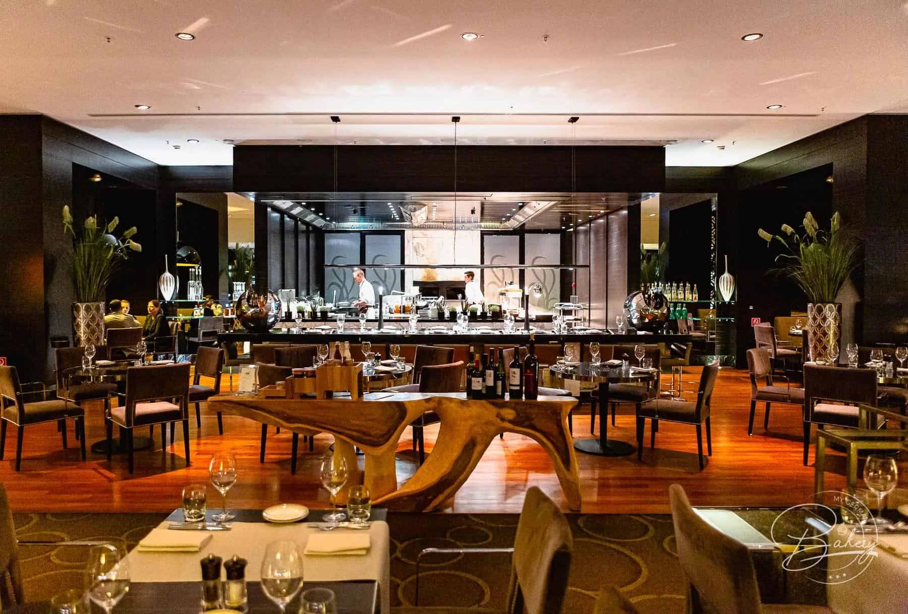 DOX Restaurant Düsseldorf - Genuss mit Aussicht auf den Medienhafen und Fernsehturm - Hyatt Regency Hotel Düsseldorf am Medienhafen - Rheinblick Gourmetküche mit Ausblick und japanischer Sushi Küche - DOX-Restaurant Düsseldorf Medienhafen - Erfahrung DOX Düsseldorf - Ausblick auf Fernsehturm und Gehry-Gebäude. Paul Hoffmann als Chef de Cuisine