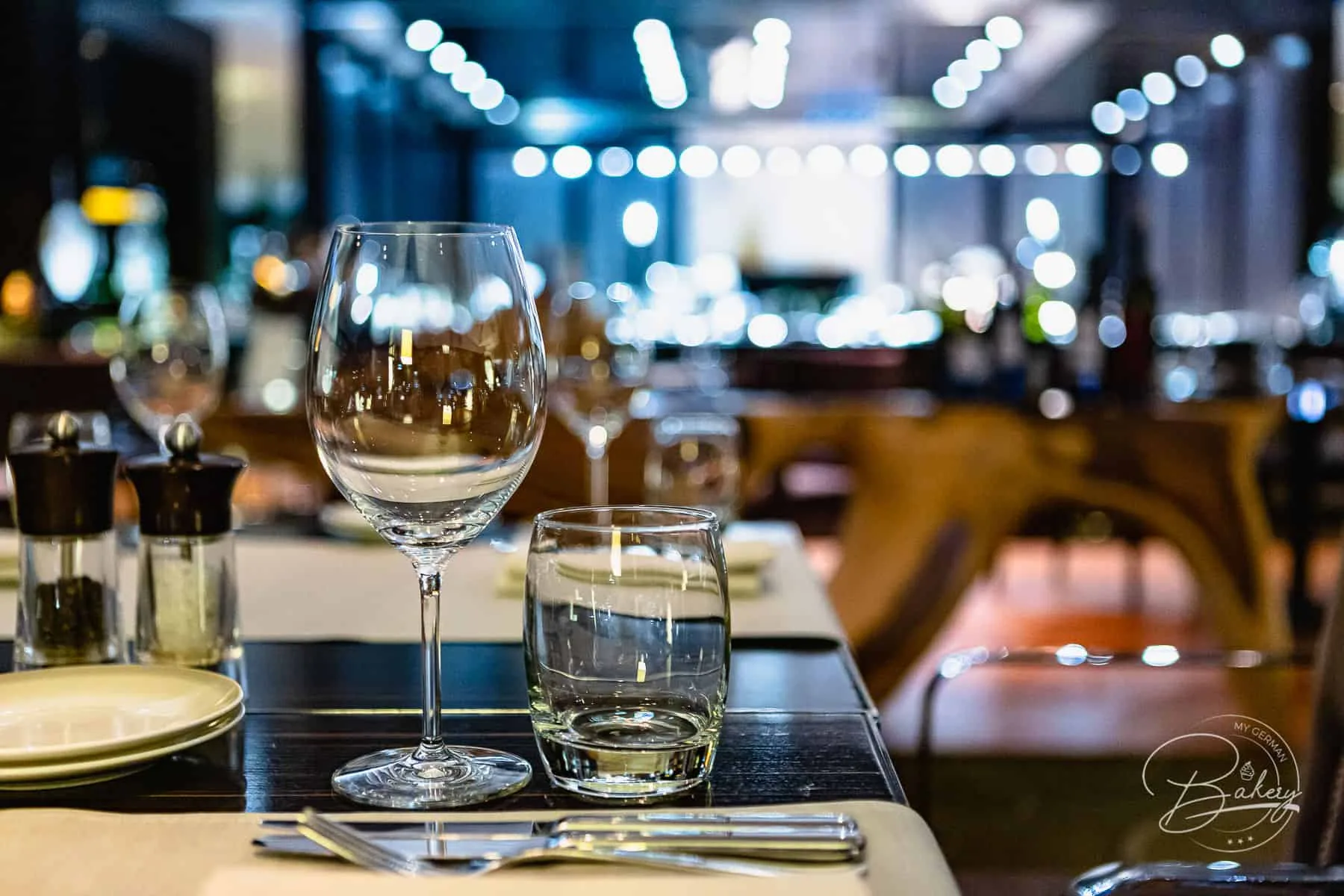 DOX Restaurant Düsseldorf - Genuss mit Aussicht auf den Medienhafen und Fernsehturm - Hyatt Regency Hotel Düsseldorf am Medienhafen - Rheinblick Gourmetküche mit Ausblick und japanischer Sushi Küche - DOX-Restaurant Düsseldorf Medienhafen - Erfahrung DOX Düsseldorf - Ausblick auf Fernsehturm und Gehry-Gebäude. Paul Hoffmann als Chef de Cuisine