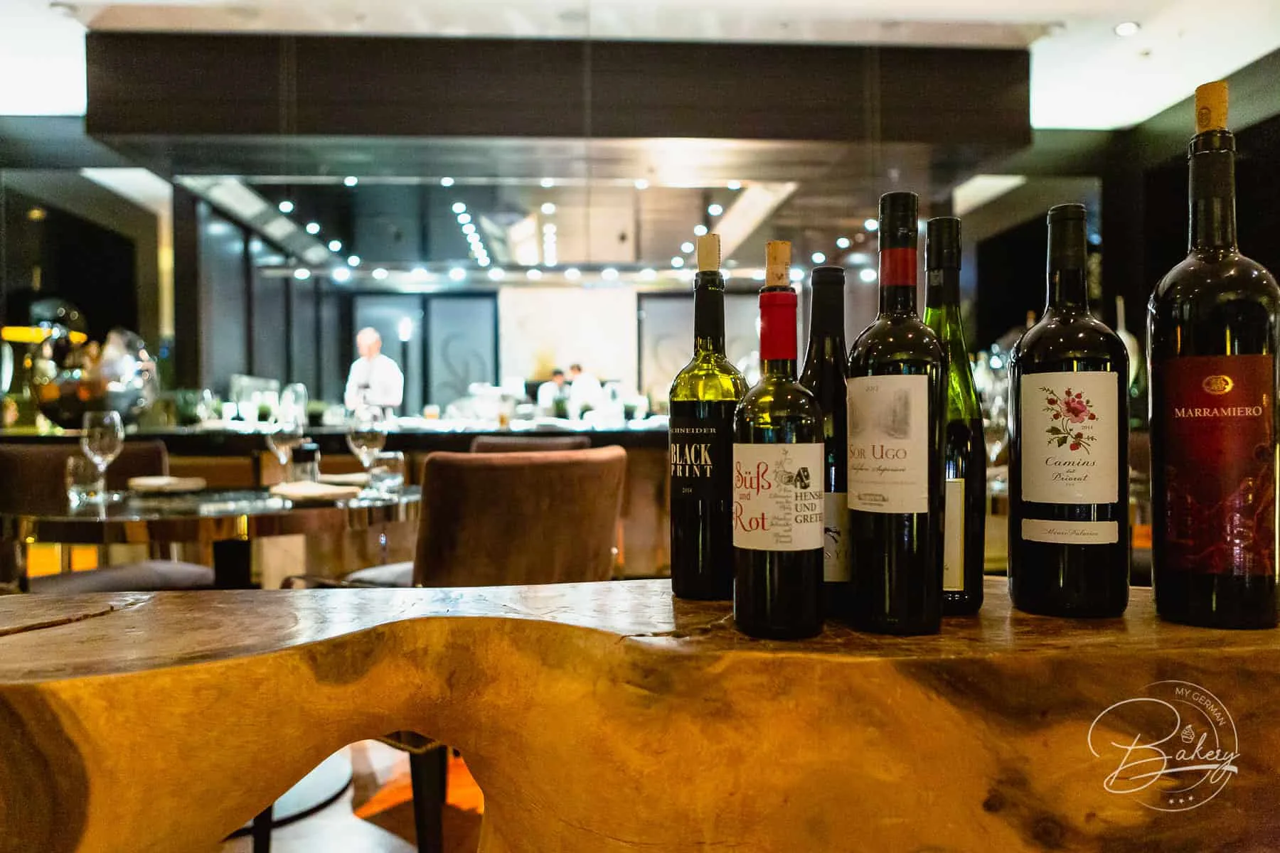 DOX Restaurant Düsseldorf - Genuss mit Aussicht auf den Medienhafen und Fernsehturm - Hyatt Regency Hotel Düsseldorf am Medienhafen - Rheinblick Gourmetküche mit Ausblick und japanischer Sushi Küche - DOX-Restaurant Düsseldorf Medienhafen - Erfahrung DOX Düsseldorf - Ausblick auf Fernsehturm und Gehry-Gebäude. Paul Hoffmann als Chef de Cuisine