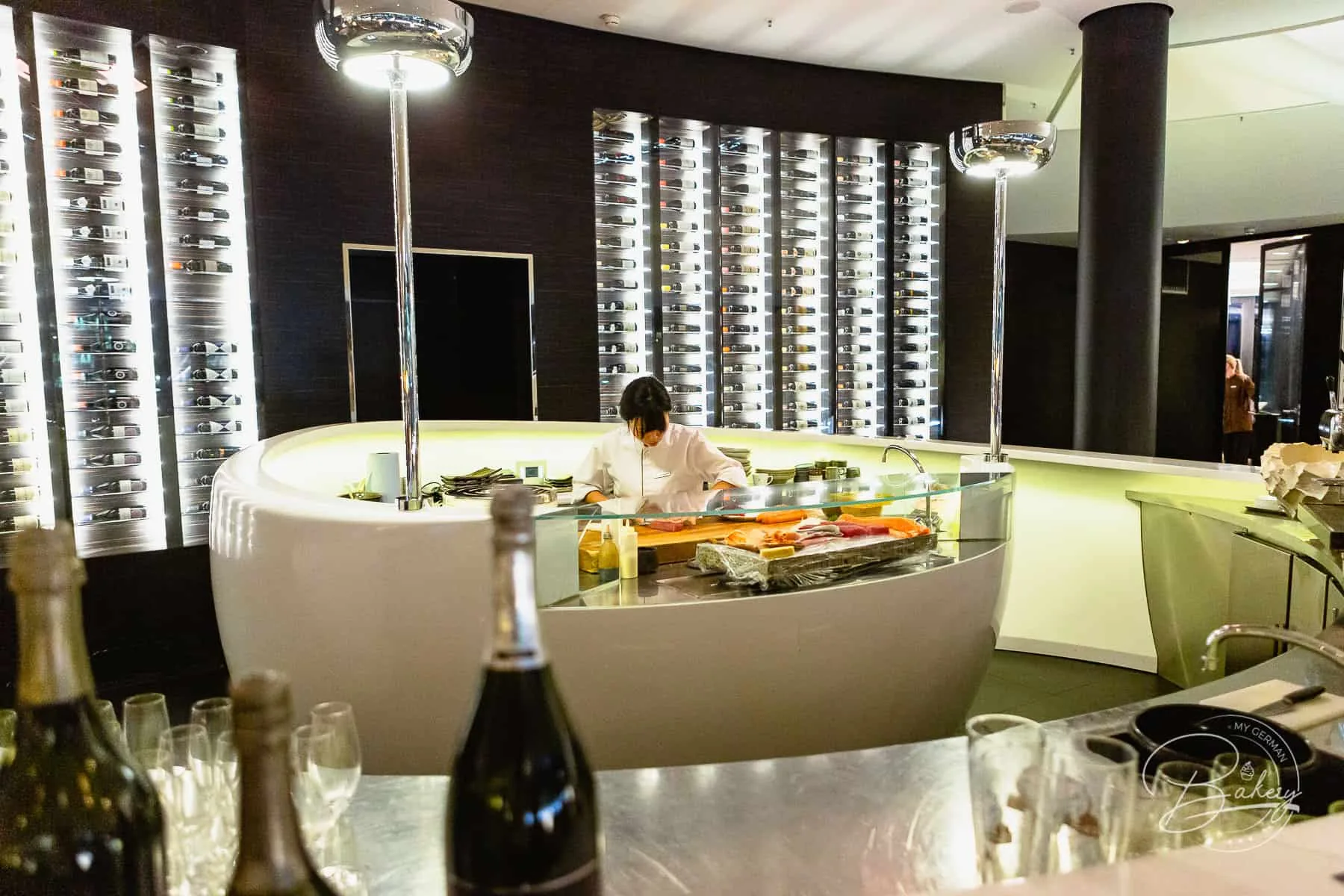 DOX Restaurant Düsseldorf - Genuss mit Aussicht auf den Medienhafen und Fernsehturm - Hyatt Regency Hotel Düsseldorf am Medienhafen - Rheinblick Gourmetküche mit Ausblick und japanischer Sushi Küche - DOX-Restaurant Düsseldorf Medienhafen - Erfahrung DOX Düsseldorf - Ausblick auf Fernsehturm und Gehry-Gebäude. Paul Hoffmann als Chef de Cuisine