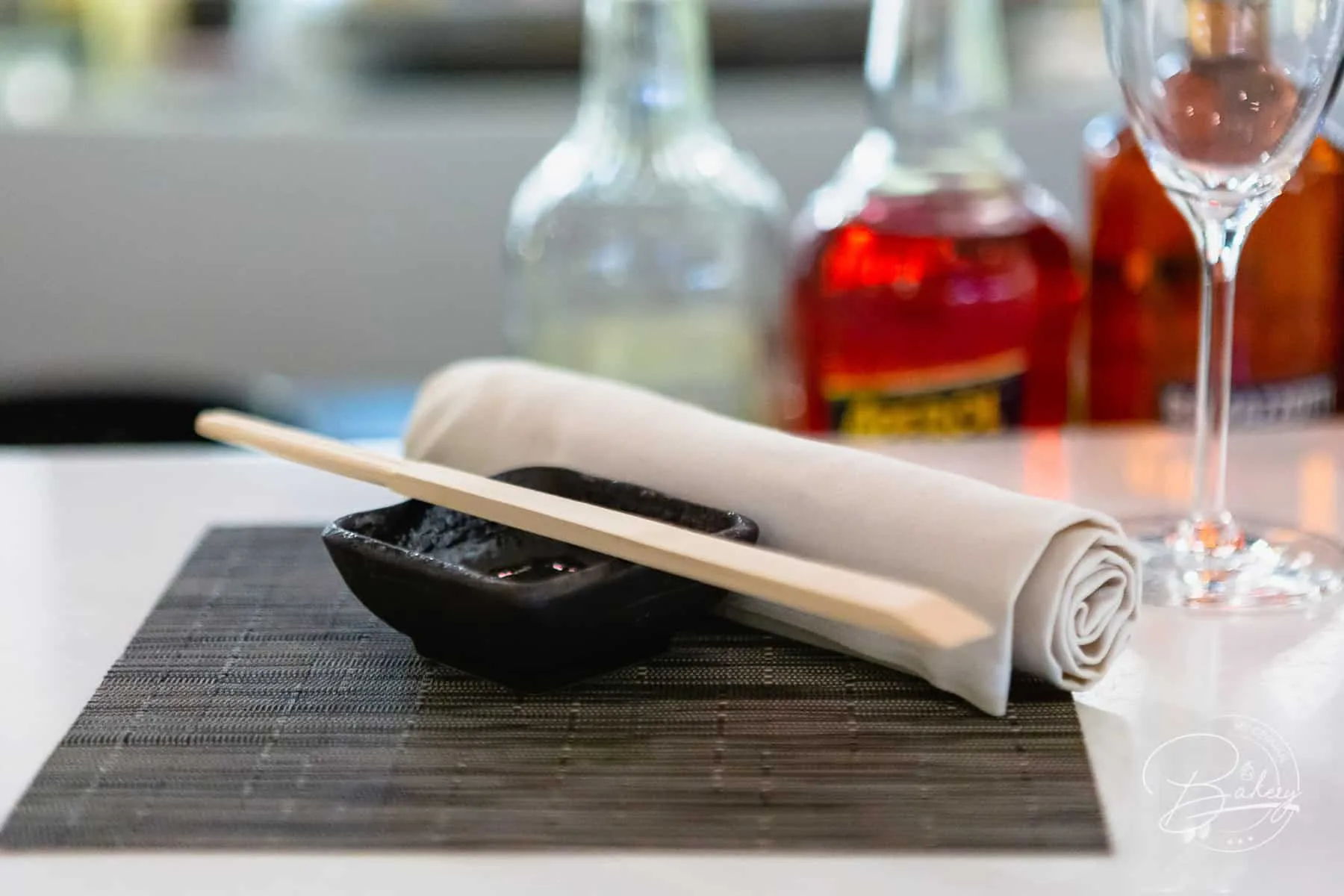 DOX Restaurant Düsseldorf - Genuss mit Aussicht auf den Medienhafen und Fernsehturm - Hyatt Regency Hotel Düsseldorf am Medienhafen - Rheinblick Gourmetküche mit Ausblick und japanischer Sushi Küche - DOX-Restaurant Düsseldorf Medienhafen - Erfahrung DOX Düsseldorf - Ausblick auf Fernsehturm und Gehry-Gebäude. Paul Hoffmann als Chef de Cuisine