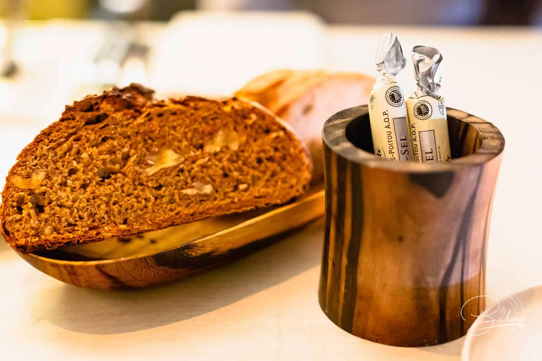 DOX Restaurant Düsseldorf - Genuss mit Aussicht auf den Medienhafen und Fernsehturm - Hyatt Regency Hotel Düsseldorf am Medienhafen - Rheinblick Gourmetküche mit Ausblick und japanischer Sushi Küche - DOX-Restaurant Düsseldorf Medienhafen - Erfahrung DOX Düsseldorf - Ausblick auf Fernsehturm und Gehry-Gebäude. Paul Hoffmann als Chef de Cuisine