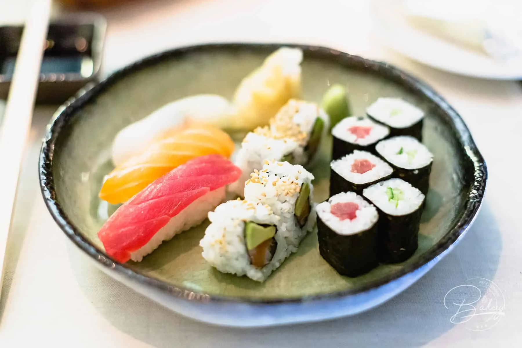 DOX Restaurant Düsseldorf - Genuss mit Aussicht auf den Medienhafen und Fernsehturm - Hyatt Regency Hotel Düsseldorf am Medienhafen - Rheinblick Gourmetküche mit Ausblick und japanischer Sushi Küche - DOX-Restaurant Düsseldorf Medienhafen - Erfahrung DOX Düsseldorf - Ausblick auf Fernsehturm und Gehry-Gebäude. Paul Hoffmann als Chef de Cuisine