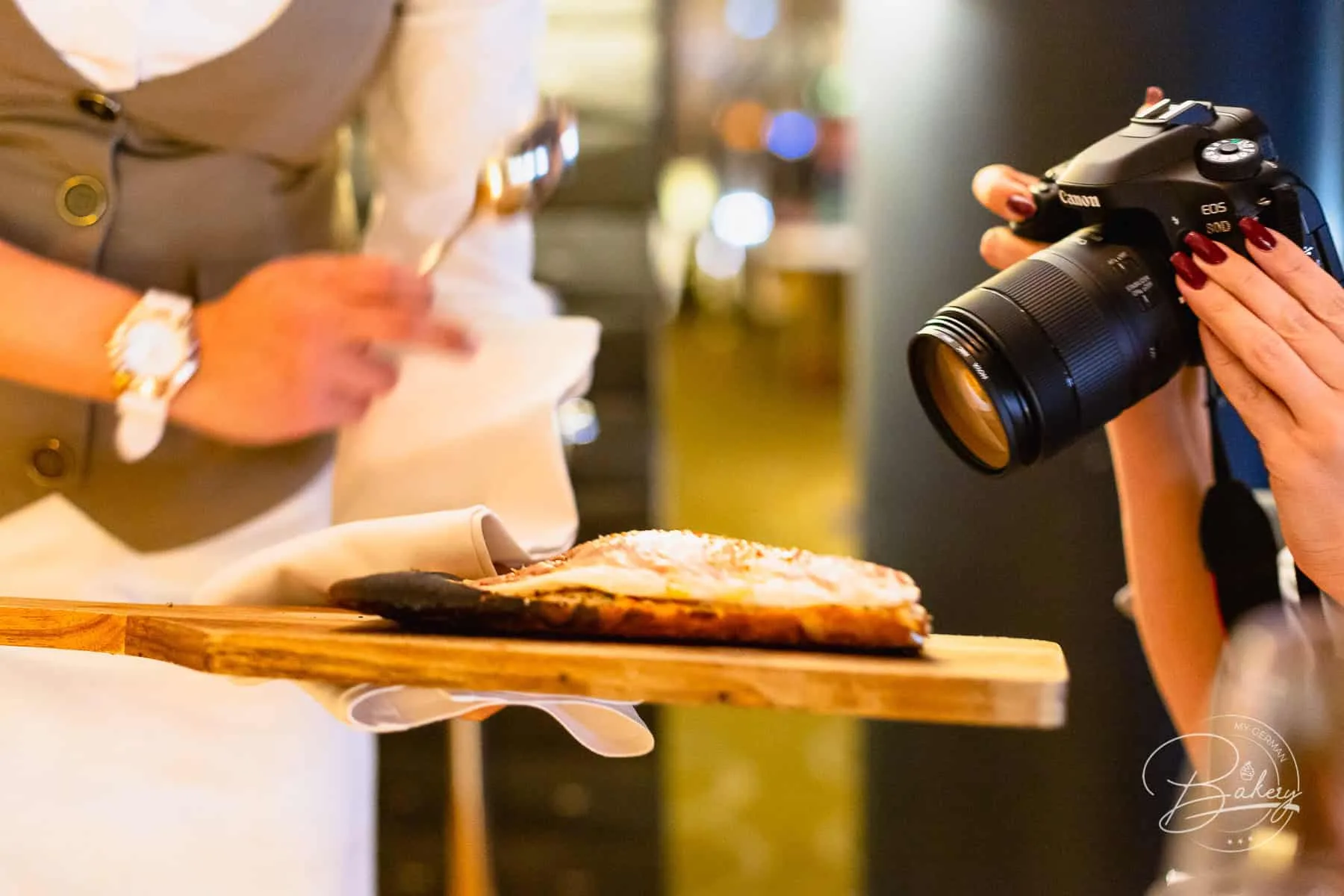 DOX Restaurant Düsseldorf - Genuss mit Aussicht auf den Medienhafen und Fernsehturm - Hyatt Regency Hotel Düsseldorf am Medienhafen - Rheinblick Gourmetküche mit Ausblick und japanischer Sushi Küche - DOX-Restaurant Düsseldorf Medienhafen - Erfahrung DOX Düsseldorf - Ausblick auf Fernsehturm und Gehry-Gebäude. Paul Hoffmann als Chef de Cuisine