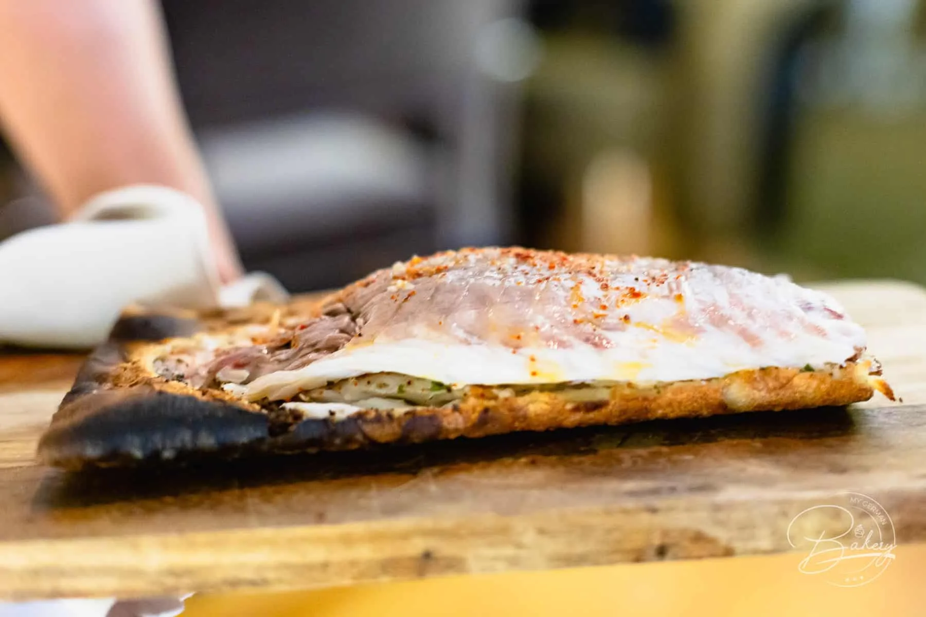 DOX Restaurant Düsseldorf - Genuss mit Aussicht auf den Medienhafen und Fernsehturm - Hyatt Regency Hotel Düsseldorf am Medienhafen - Rheinblick Gourmetküche mit Ausblick und japanischer Sushi Küche - DOX-Restaurant Düsseldorf Medienhafen - Erfahrung DOX Düsseldorf - Ausblick auf Fernsehturm und Gehry-Gebäude. Paul Hoffmann als Chef de Cuisine