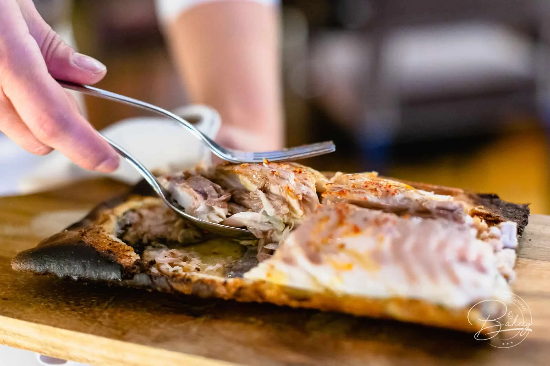 DOX Restaurant Düsseldorf - Genuss mit Aussicht auf den Medienhafen und Fernsehturm - Hyatt Regency Hotel Düsseldorf am Medienhafen - Rheinblick Gourmetküche mit Ausblick und japanischer Sushi Küche - DOX-Restaurant Düsseldorf Medienhafen - Erfahrung DOX Düsseldorf - Ausblick auf Fernsehturm und Gehry-Gebäude. Paul Hoffmann als Chef de Cuisine