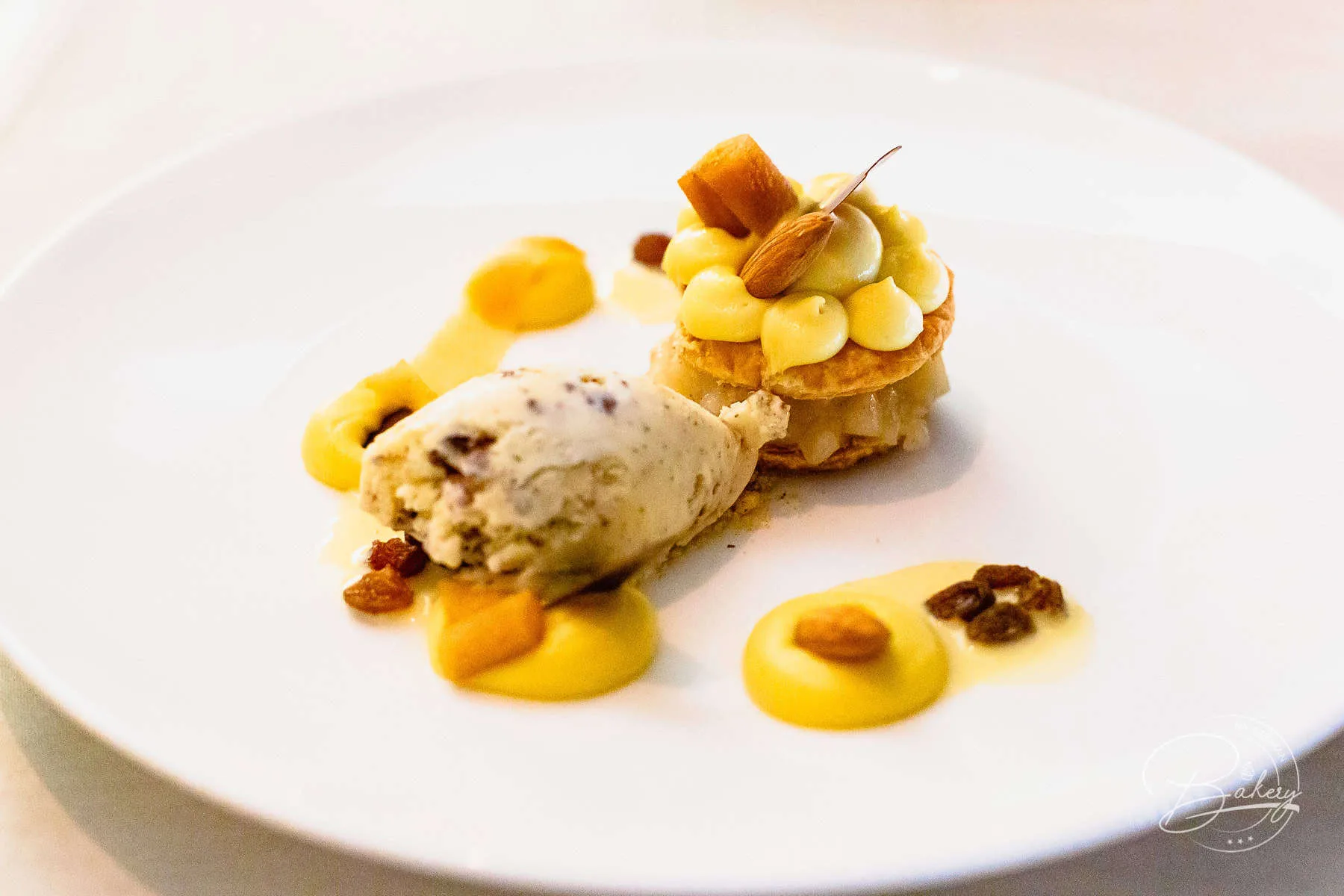 DOX Restaurant Düsseldorf - Genuss mit Aussicht auf den Medienhafen und Fernsehturm - Hyatt Regency Hotel Düsseldorf am Medienhafen - Rheinblick Gourmetküche mit Ausblick und japanischer Sushi Küche - DOX-Restaurant Düsseldorf Medienhafen - Erfahrung DOX Düsseldorf - Ausblick auf Fernsehturm und Gehry-Gebäude. Paul Hoffmann als Chef de Cuisine