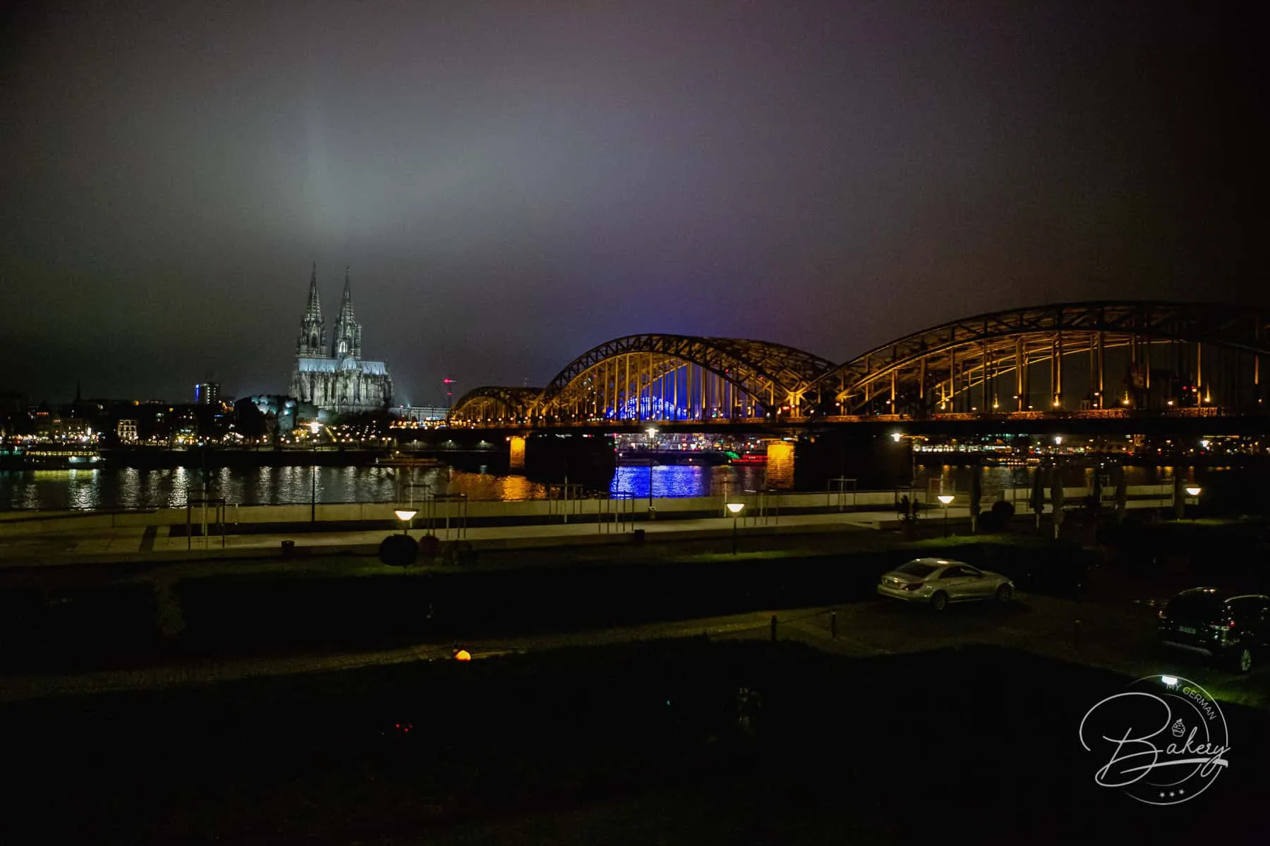 GLASHAUS Restaurant Köln - Lavasteine mit Dom Blick im Hyatt Köln - Glashaus Restaurant Köln - Steak Restaurant - Hyatt Köln mit Rheinblick Domblick - Steakhouse im Hyatt Hotel in Köln - Restaurant mit Domblick in Köln mit Steaks vom Lavastein. Jonas Wüstner und sein Küchenteam bieten internationale Küche mit kulinarischen Highlights