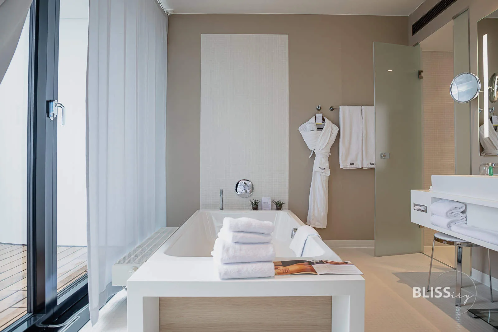 Westin Hotel Hamburg Elbphilharmonie - Luxushotel in Hamburg - Bewertung und Erfahrung - Luxusreiseblog - Aussicht Elbphilharmonie und Plaza - Suiten und Zimmer