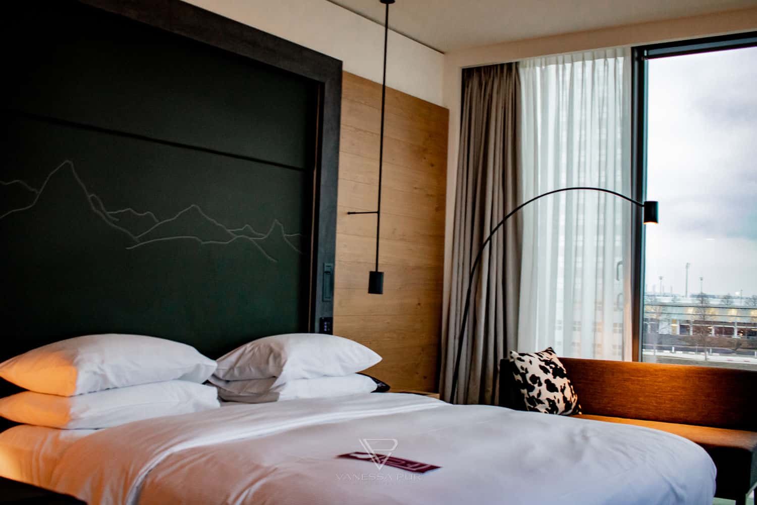 Hilton Munich Airport Hotel - Flughafen München Airporthotel - Erfahrung im Flughafenhotel Hilton Munich Airport Hotel am Flughafen München Airporthotel. Übernachtung, Luxus, Restaurant, Pool, Ausblick, Weihnachtsmarkt, Terminals, Buffet, Zimmer