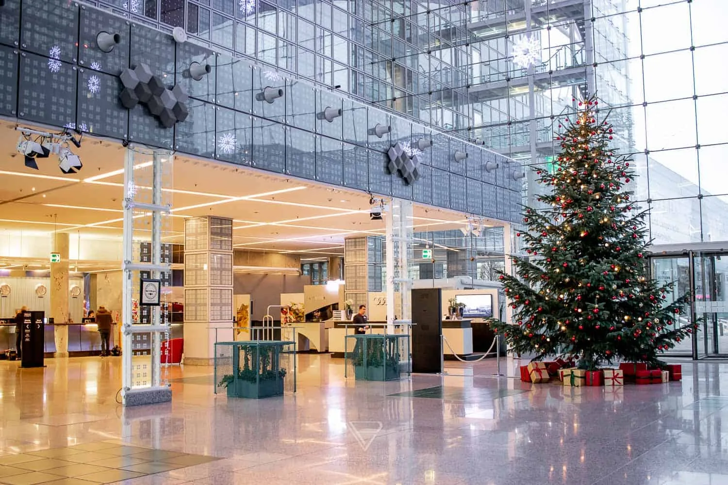 Hilton Munich Airport Hotel - Airport Hotel Munich - Airport hotel experience Hilton Munich Airport Hotel at Munich Airporthotel. Accommodation, luxury, restaurant, pool, view, room, buffet, Airporthotel München - Hilton Munich Airport Hotel - Munich Terminals - Wintermarket and Christmas market - new rooms