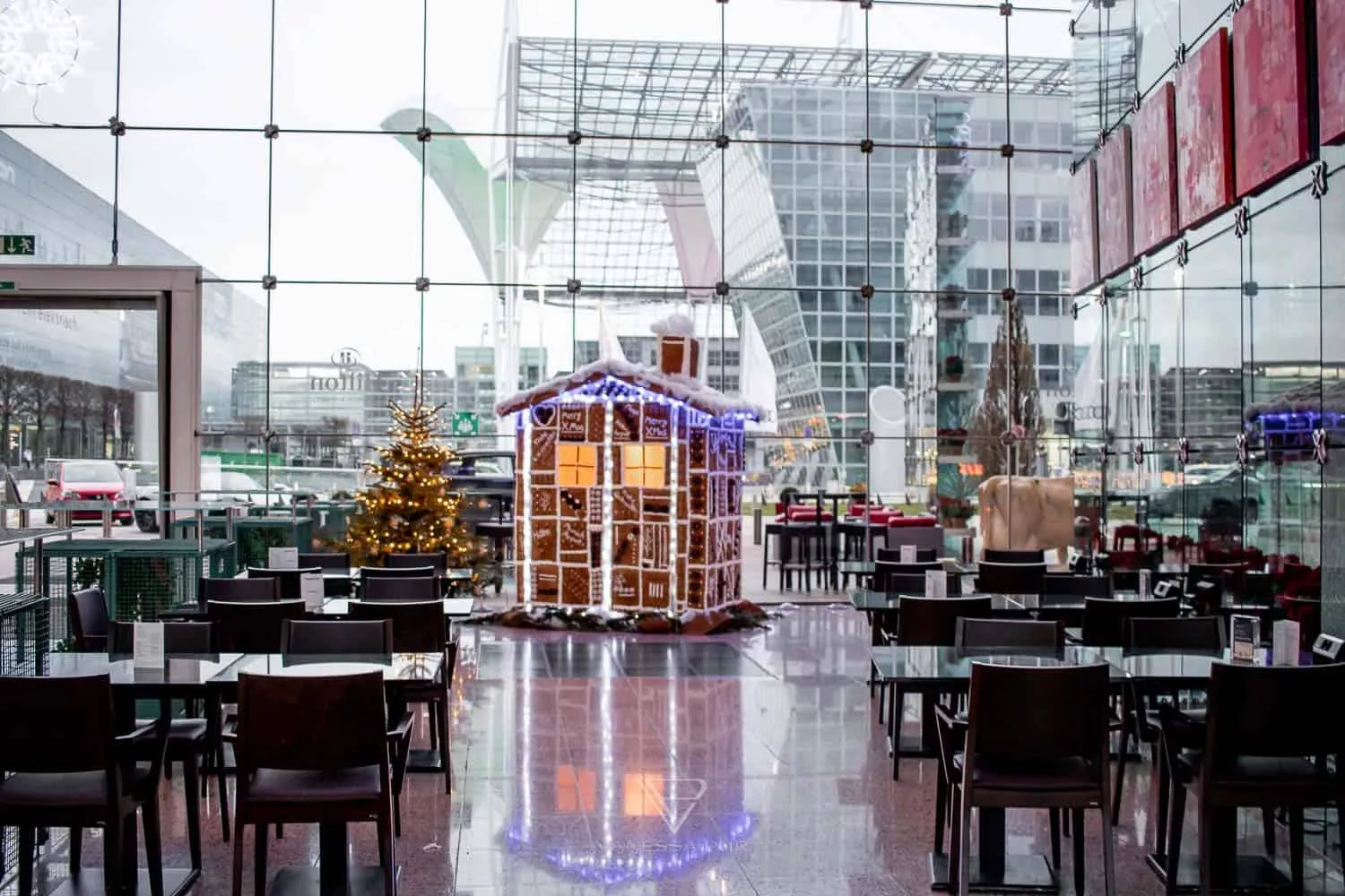 Hilton Munich Airport Hotel - Airport Hotel Munich - Airport hotel experience Hilton Munich Airport Hotel at Munich Airporthotel. Accommodation, luxury, restaurant, pool, view, room, buffet, Airporthotel München - Hilton Munich Airport Hotel - Munich Terminals - Wintermarket and Christmas market - new rooms