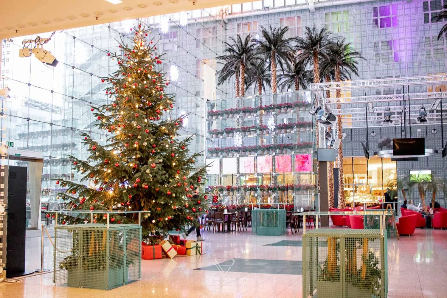 Hilton Munich Airport Hotel - Airport Hotel Munich - Airport hotel experience Hilton Munich Airport Hotel at Munich Airporthotel. Accommodation, luxury, restaurant, pool, view, room, buffet, Airporthotel München - Hilton Munich Airport Hotel - Munich Terminals - Wintermarket and Christmas market - new rooms