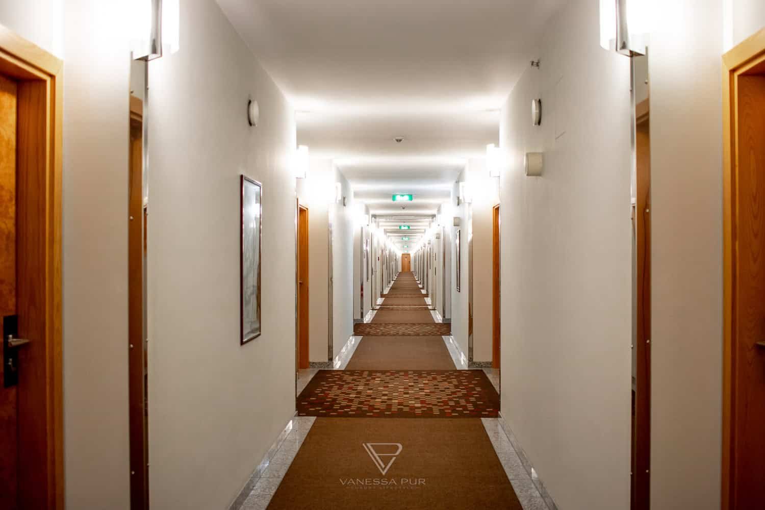 Hilton Munich Airport Hotel - Flughafen München Airporthotel - Erfahrung im Flughafenhotel Hilton Munich Airport Hotel am Flughafen München Airporthotel. Übernachtung, Luxus, Restaurant, Pool, Ausblick, Weihnachtsmarkt, Terminals, Buffet, Zimmer