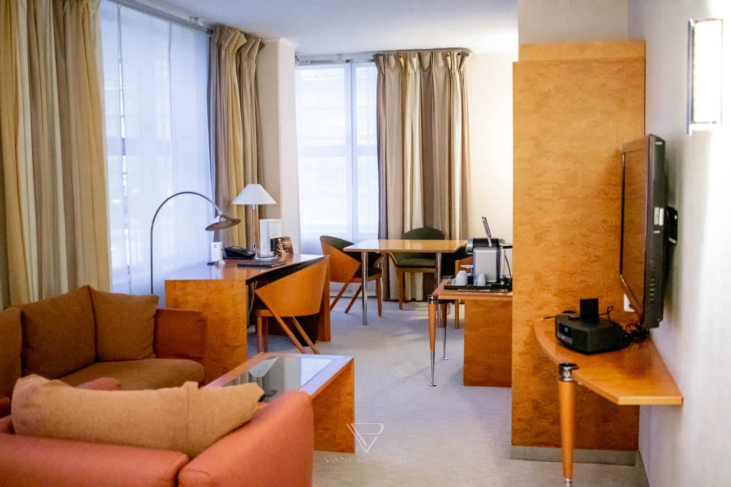 Hilton Munich Airport Hotel - Flughafen München Airporthotel - Erfahrung im Flughafenhotel Hilton Munich Airport Hotel am Flughafen München Airporthotel. Übernachtung, Luxus, Restaurant, Pool, Ausblick, Weihnachtsmarkt, Terminals, Buffet, Zimmer