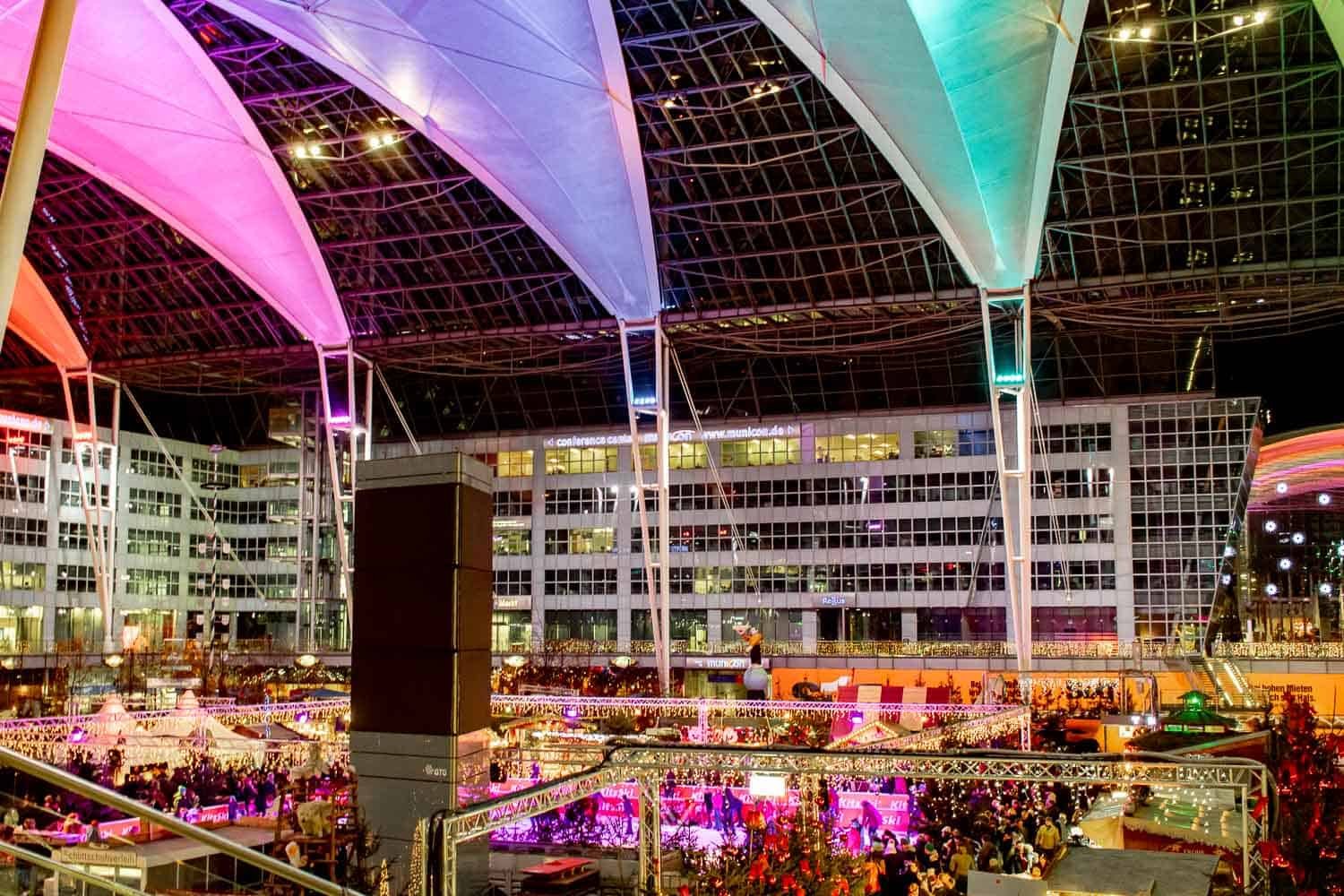 Hilton Munich Airport Hotel - Flughafen München Airporthotel - Erfahrung im Flughafenhotel Hilton Munich Airport Hotel am Flughafen München Airporthotel. Übernachtung, Luxus, Restaurant, Pool, Ausblick, Weihnachtsmarkt, Terminals, Buffet, Zimmer