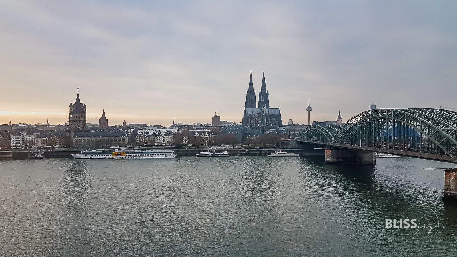 Luxushotel Hyatt Köln - Domblick vom Hyatt Regency Köln - Hyatt Regency Köln - Von Frühstück bis Meeting - Hyatt Regency Hotel Köln - Bester Blick auf Kölner Altstadt und Kölner Dom - Hohenzollernbrücke - Luxushotel - Am Kennedyufer Cologne - Glashaus Restaurant - Spa und Wellness in Köln - Luxusblogger