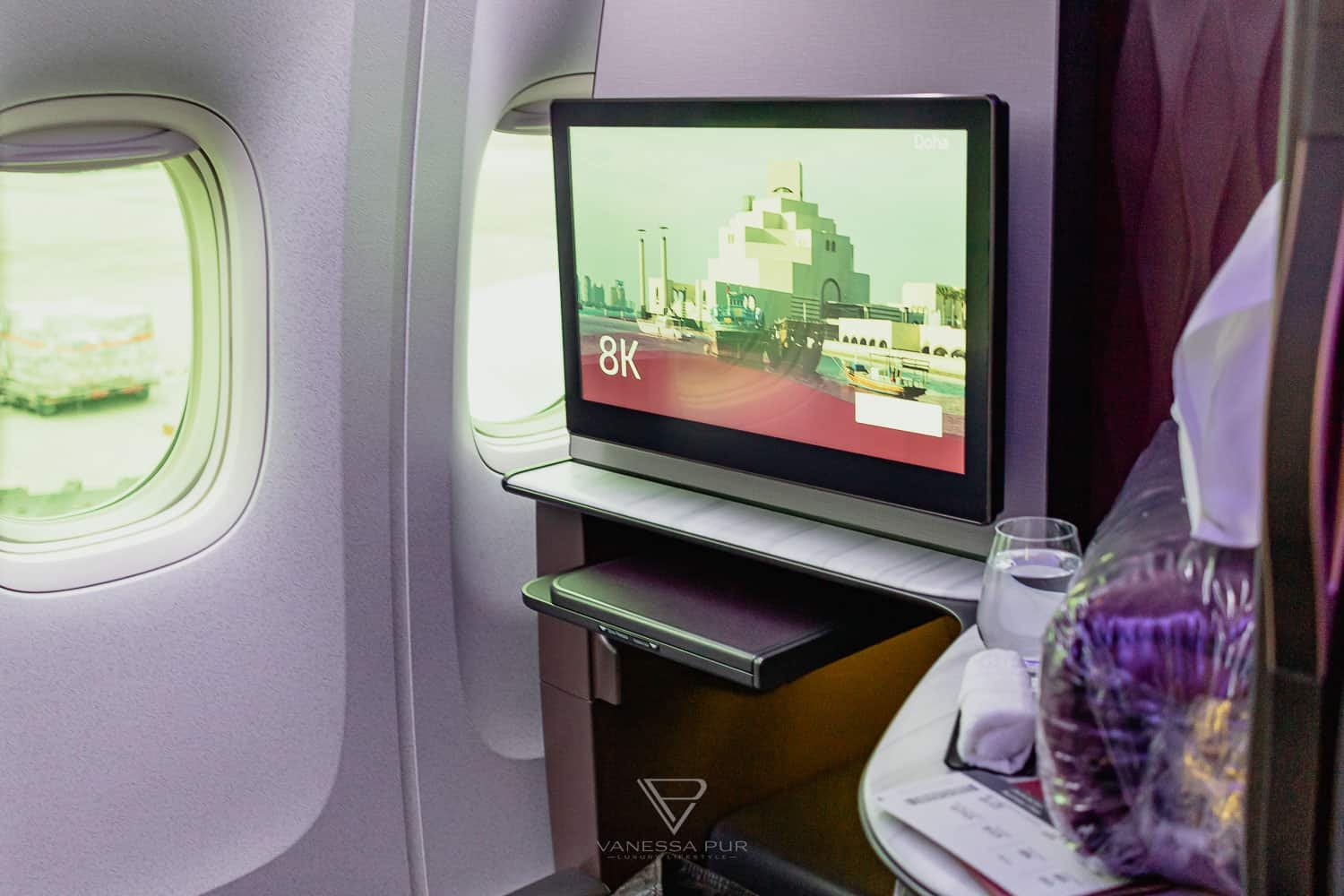 Qatar Airways Qsuite - Luxus Suite QR060 München-Doha - Flugerlebnis in der Qatar Airways Qsuite als Luxus Suite auf der Flugstrecke QR060 von München nach Doha. Erfahrung, Sitze, Beinfreiheit, Menue Qatar Airways QR060 München Doha - Qsuites - Erfahrung und Eindruecke - Business Class Erfahrung Qatar Airways - Ankunft Doha Immigration Einwanderung