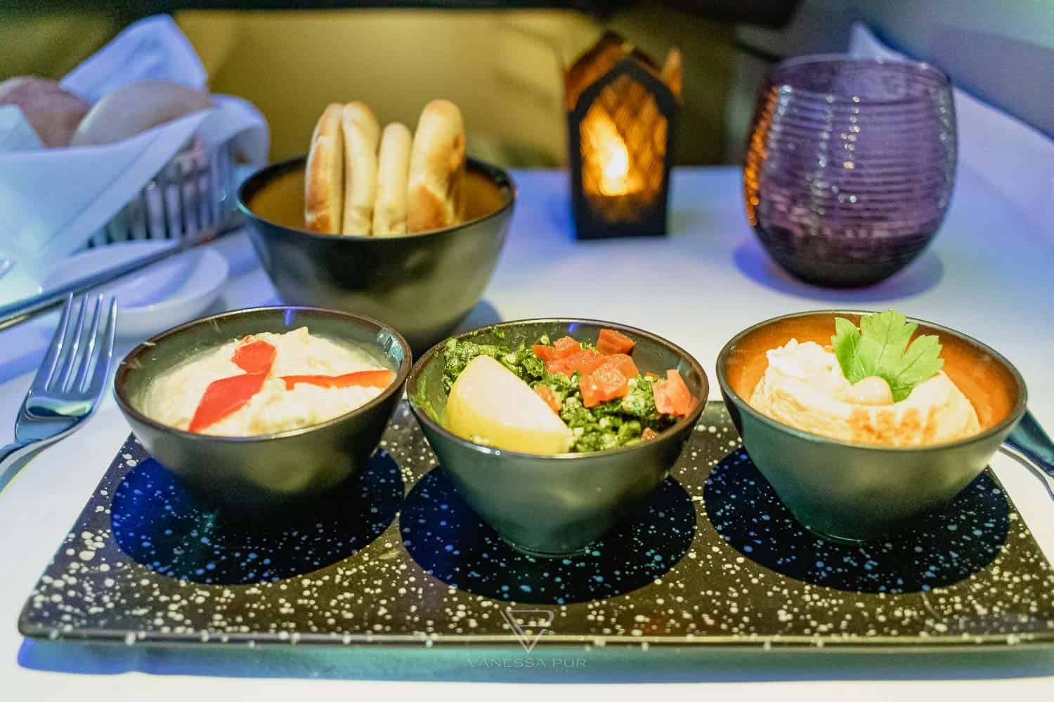 Qatar Airways Qsuite - Luxus Suite QR060 München-Doha - Flugerlebnis in der Qatar Airways Qsuite als Luxus Suite auf der Flugstrecke QR060 von München nach Doha. Erfahrung, Sitze, Beinfreiheit, Menue Qatar Airways QR060 München Doha - Qsuites - Erfahrung und Eindruecke - Business Class Erfahrung Qatar Airways - Ankunft Doha Immigration Einwanderung