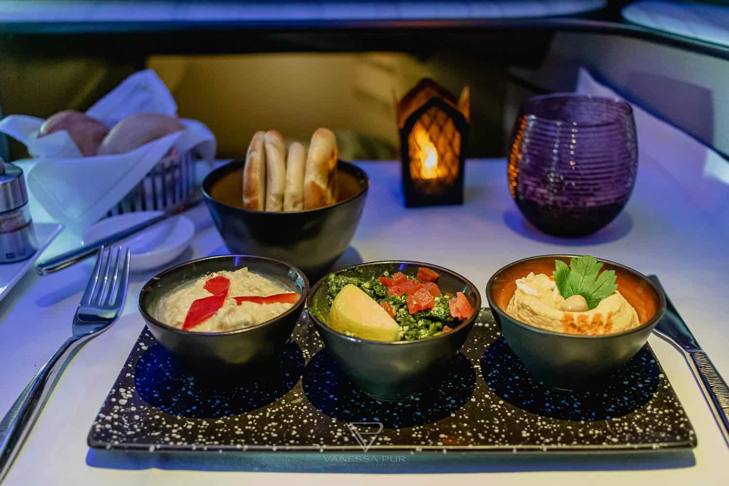 Qatar Airways Qsuite - Luxus Suite QR060 München-Doha - Flugerlebnis in der Qatar Airways Qsuite als Luxus Suite auf der Flugstrecke QR060 von München nach Doha. Erfahrung, Sitze, Beinfreiheit, Menue Qatar Airways QR060 München Doha - Qsuites - Erfahrung und Eindruecke - Business Class Erfahrung Qatar Airways - Ankunft Doha Immigration Einwanderung