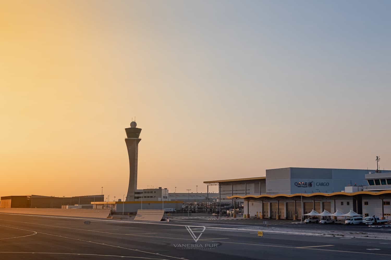 Qatar Airways Qsuite - Luxus Suite QR060 München-Doha - Flugerlebnis in der Qatar Airways Qsuite als Luxus Suite auf der Flugstrecke QR060 von München nach Doha. Erfahrung, Sitze, Beinfreiheit, Menue Qatar Airways QR060 München Doha - Qsuites - Erfahrung und Eindruecke - Business Class Erfahrung Qatar Airways - Ankunft Doha Immigration Einwanderung