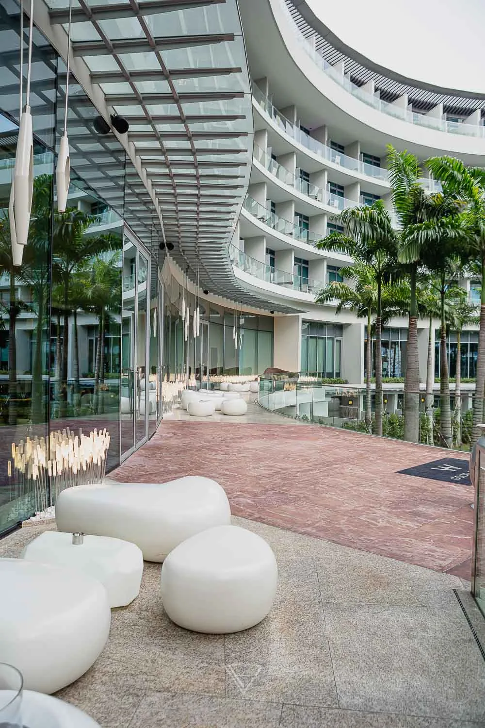 Das W Hotel Sentosa Cove in Singapur Hotel Sentosa Island. Gut erreichbar von der Innenstadt liegt das Luxushotel mit großem Pool & Spa, Bar,