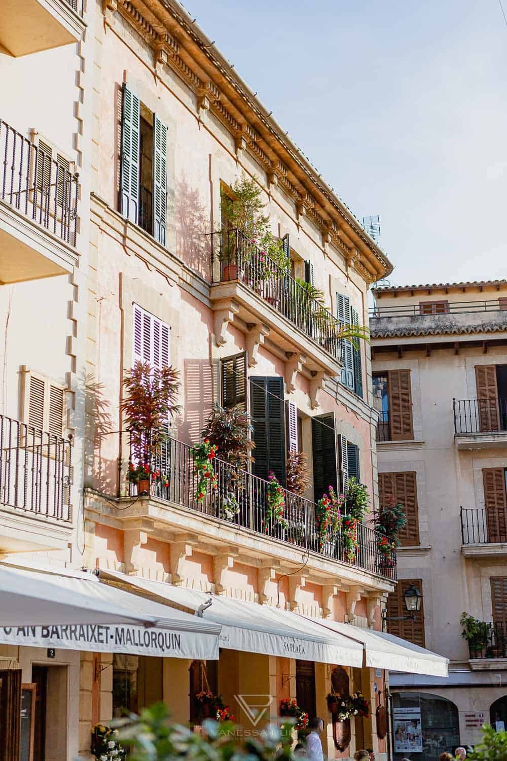Alcudia Mallorca - historische Altstadt und modernes Leben - Alcudia Mallorca in Spanien - Touristen und Hotels am Mittelmeer, Fahrradstrecken, Golfplätze, schöne historische Altstadt, Hafen