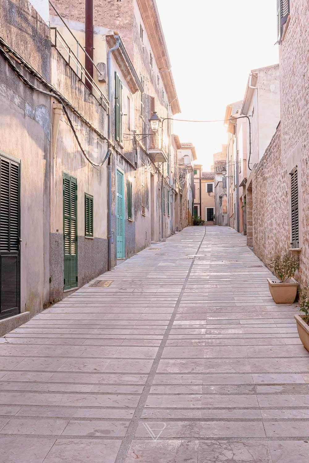 Alcudia Mallorca - historische Altstadt und modernes Leben - Alcudia Mallorca in Spanien - Touristen und Hotels am Mittelmeer, Fahrradstrecken, Golfplätze, schöne historische Altstadt, Hafen