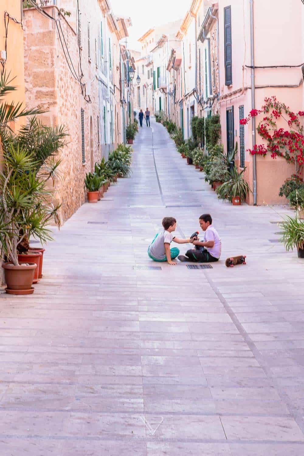 Alcudia Mallorca - historische Altstadt und modernes Leben - Alcudia Mallorca in Spanien - Touristen und Hotels am Mittelmeer, Fahrradstrecken, Golfplätze, schöne historische Altstadt, Hafen