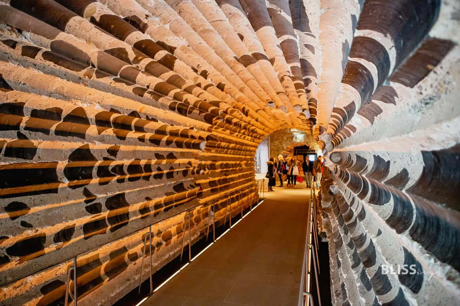 Sehenswürdigkeiten Köln - Kölner Dom Turmbesteigung und Aussicht - Aufstieg Kölner Dom, Köln - Anzahl Treppen, Aussicht, Preis - Sehenswürdigkeiten Köln - Dombesteigung und Aussicht vom Dom, 530 Treppen Stufen zur Domspitze, Aussichtsplattform mit Graffiti