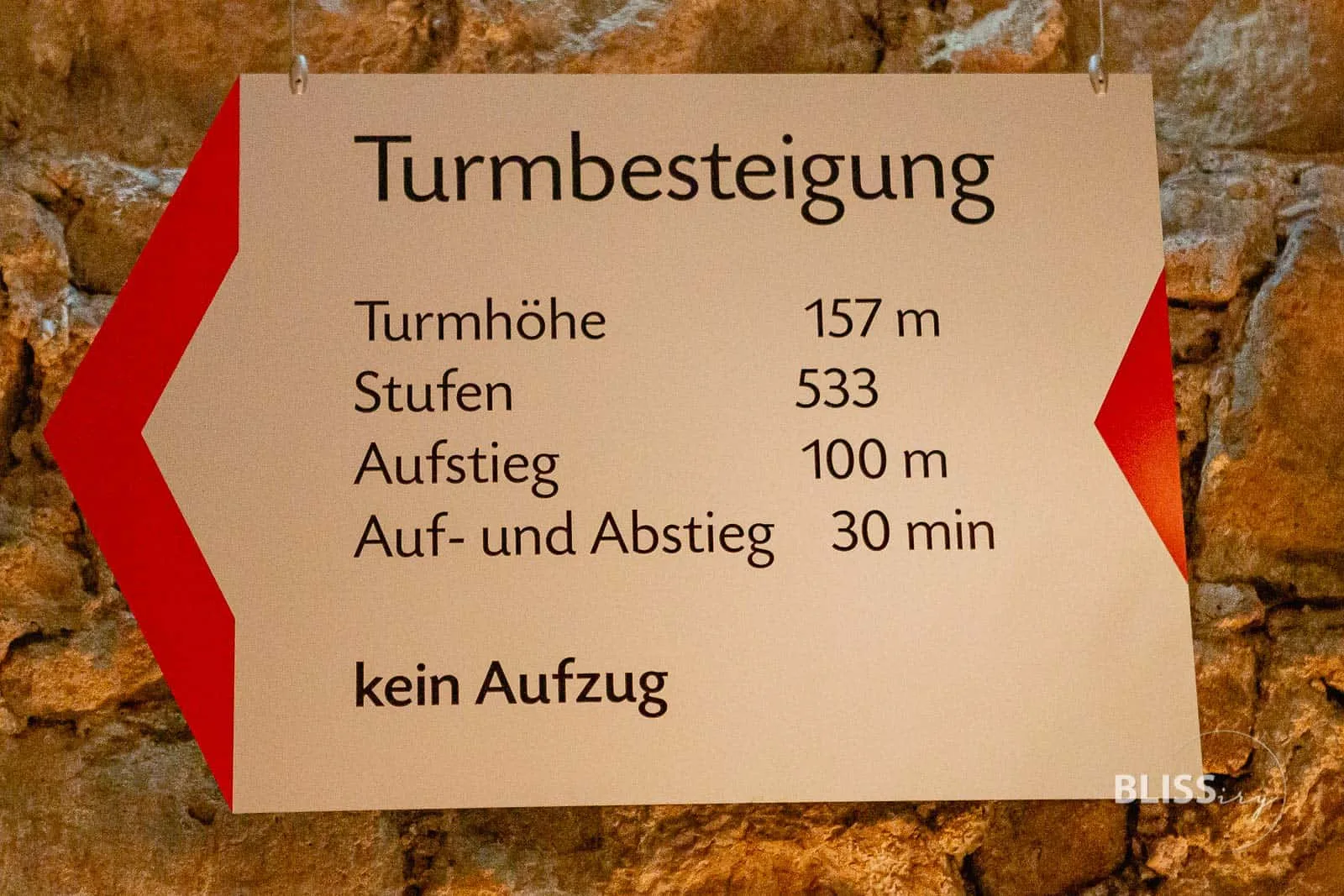 Sehenswürdigkeiten Köln - Kölner Dom Turmbesteigung und Aussicht - Aufstieg Kölner Dom, Köln - Anzahl Treppen, Aussicht, Preis - Sehenswürdigkeiten Köln - Dombesteigung und Aussicht vom Dom, 530 Treppen Stufen zur Domspitze, Aussichtsplattform mit Graffiti
