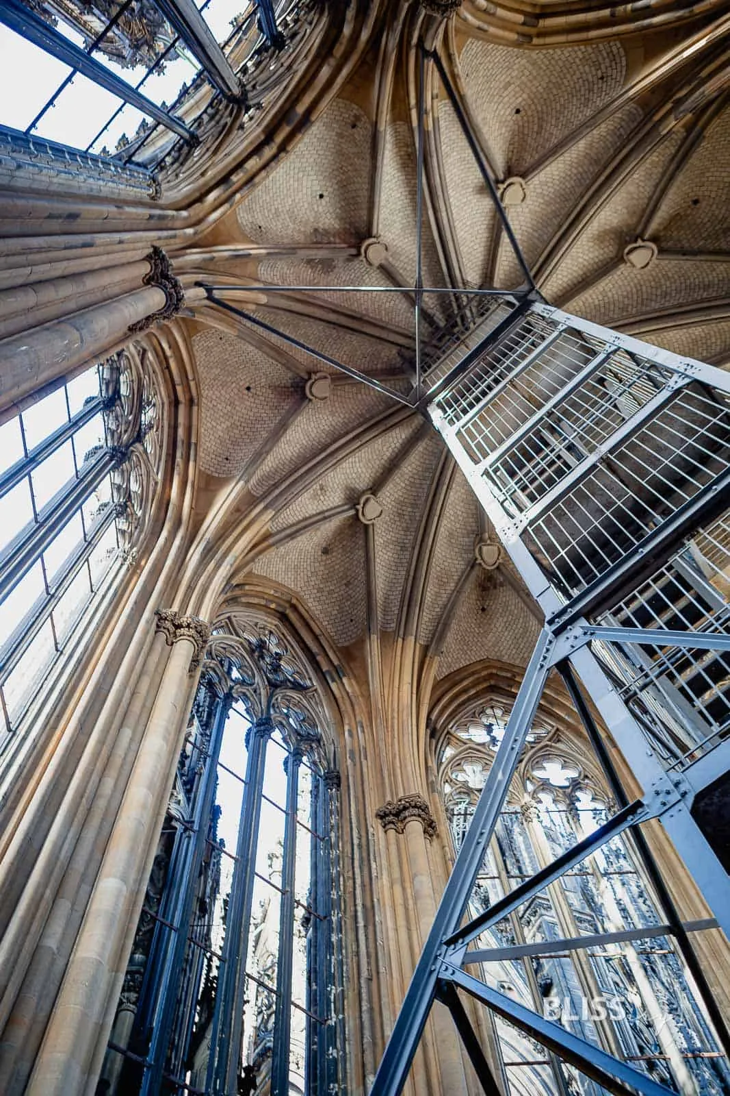 Sehenswürdigkeiten Köln - Kölner Dom Turmbesteigung und Aussicht - Aufstieg Kölner Dom, Köln - Anzahl Treppen, Aussicht, Preis - Sehenswürdigkeiten Köln - Dombesteigung und Aussicht vom Dom, 530 Treppen Stufen zur Domspitze, Aussichtsplattform mit Graffiti