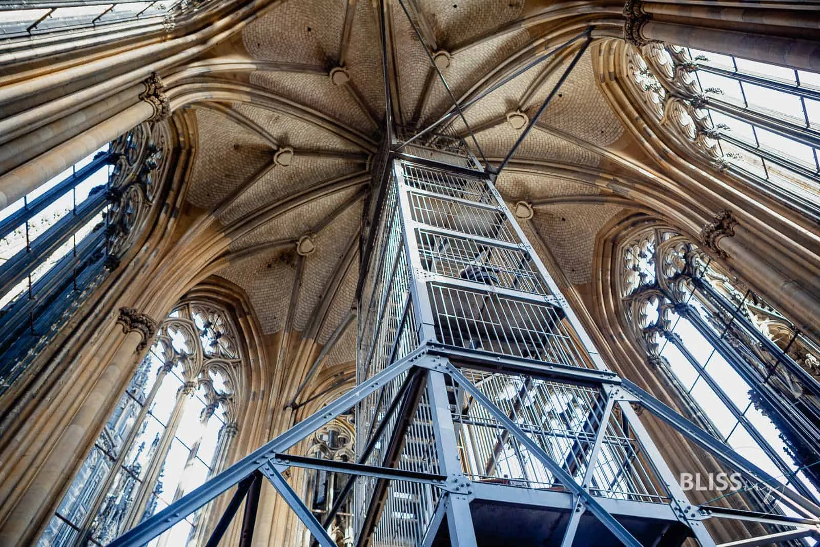 Sehenswürdigkeiten Köln - Kölner Dom Turmbesteigung und Aussicht - Aufstieg Kölner Dom, Köln - Anzahl Treppen, Aussicht, Preis - Sehenswürdigkeiten Köln - Dombesteigung und Aussicht vom Dom, 530 Treppen Stufen zur Domspitze, Aussichtsplattform mit Graffiti