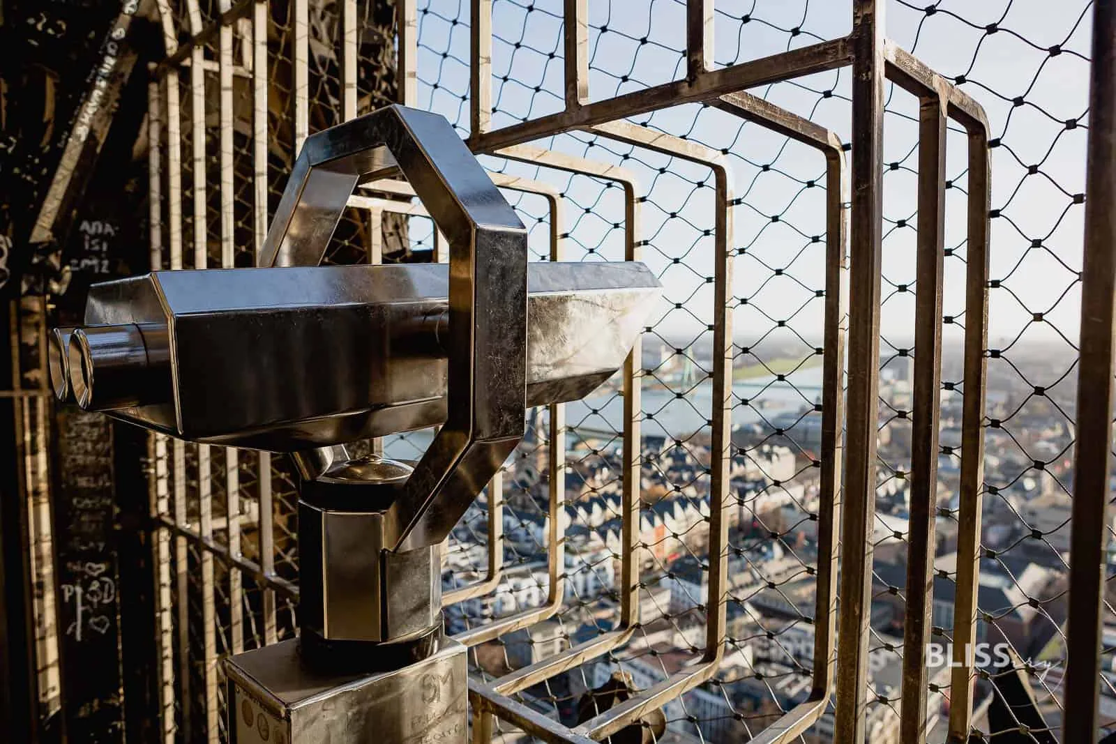 Sehenswürdigkeiten Köln - Kölner Dom Turmbesteigung und Aussicht - Aufstieg Kölner Dom, Köln - Anzahl Treppen, Aussicht, Preis - Sehenswürdigkeiten Köln - Dombesteigung und Aussicht vom Dom, 530 Treppen Stufen zur Domspitze, Aussichtsplattform mit Graffiti