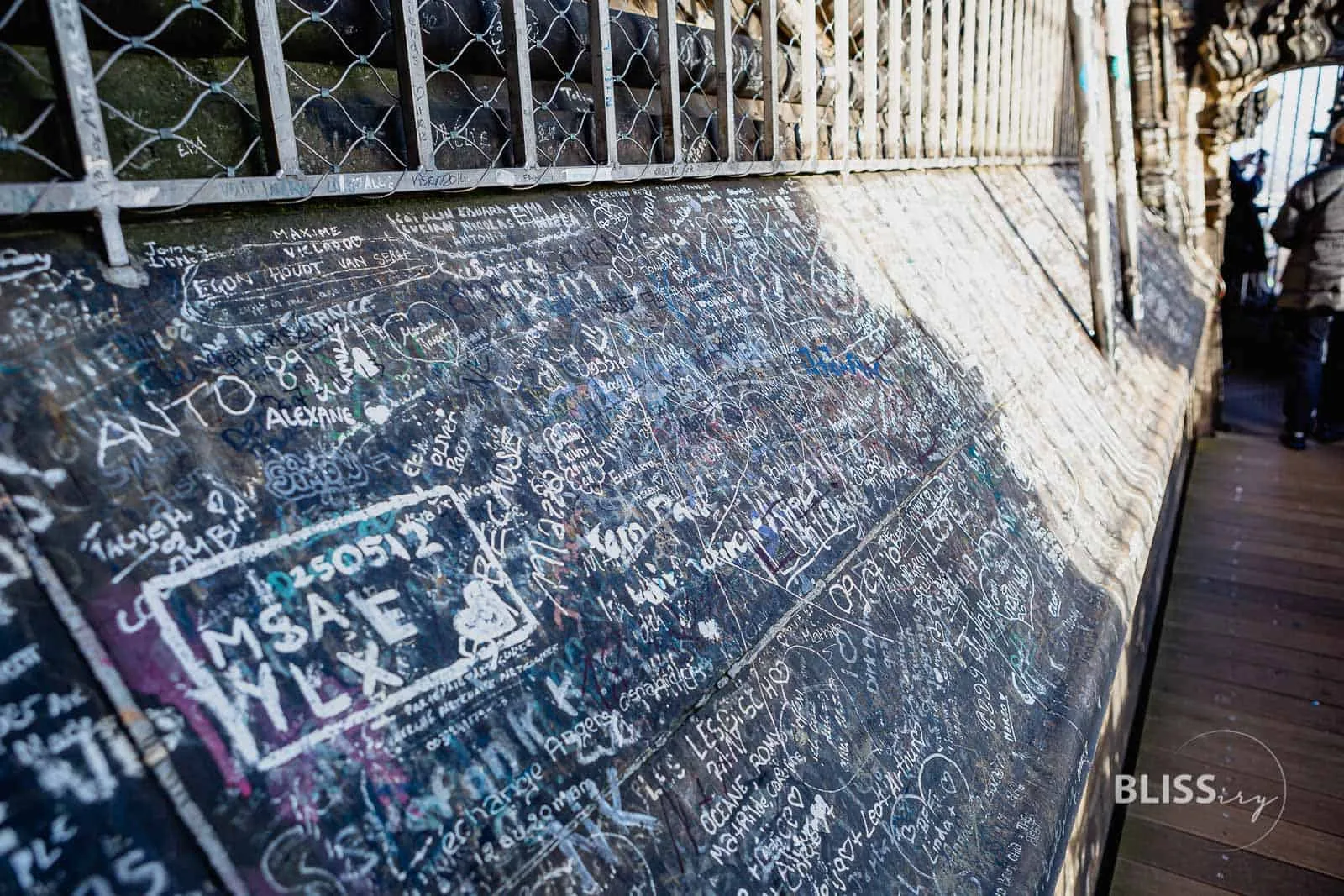 Sehenswürdigkeiten Köln - Kölner Dom Turmbesteigung und Aussicht - Aufstieg Kölner Dom, Köln - Anzahl Treppen, Aussicht, Preis - Sehenswürdigkeiten Köln - Dombesteigung und Aussicht vom Dom, 530 Treppen Stufen zur Domspitze, Aussichtsplattform mit Graffiti