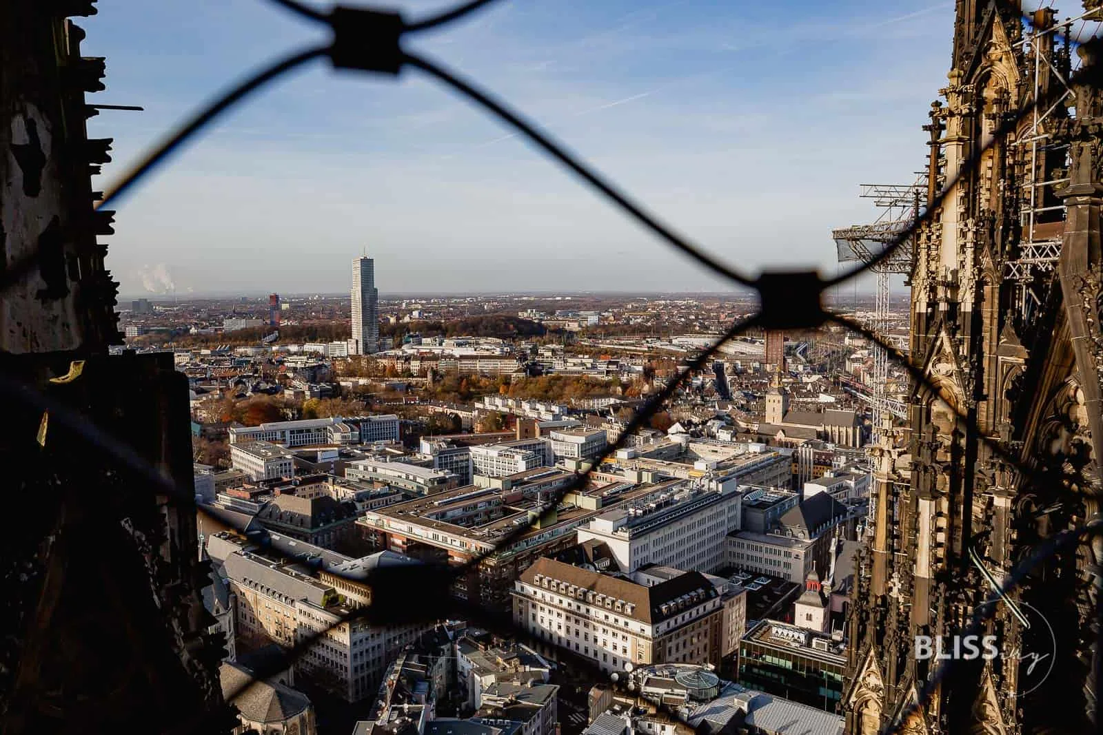 Sehenswürdigkeiten Köln - Kölner Dom Turmbesteigung und Aussicht - Aufstieg Kölner Dom, Köln - Anzahl Treppen, Aussicht, Preis - Sehenswürdigkeiten Köln - Dombesteigung und Aussicht vom Dom, 530 Treppen Stufen zur Domspitze, Aussichtsplattform mit Graffiti