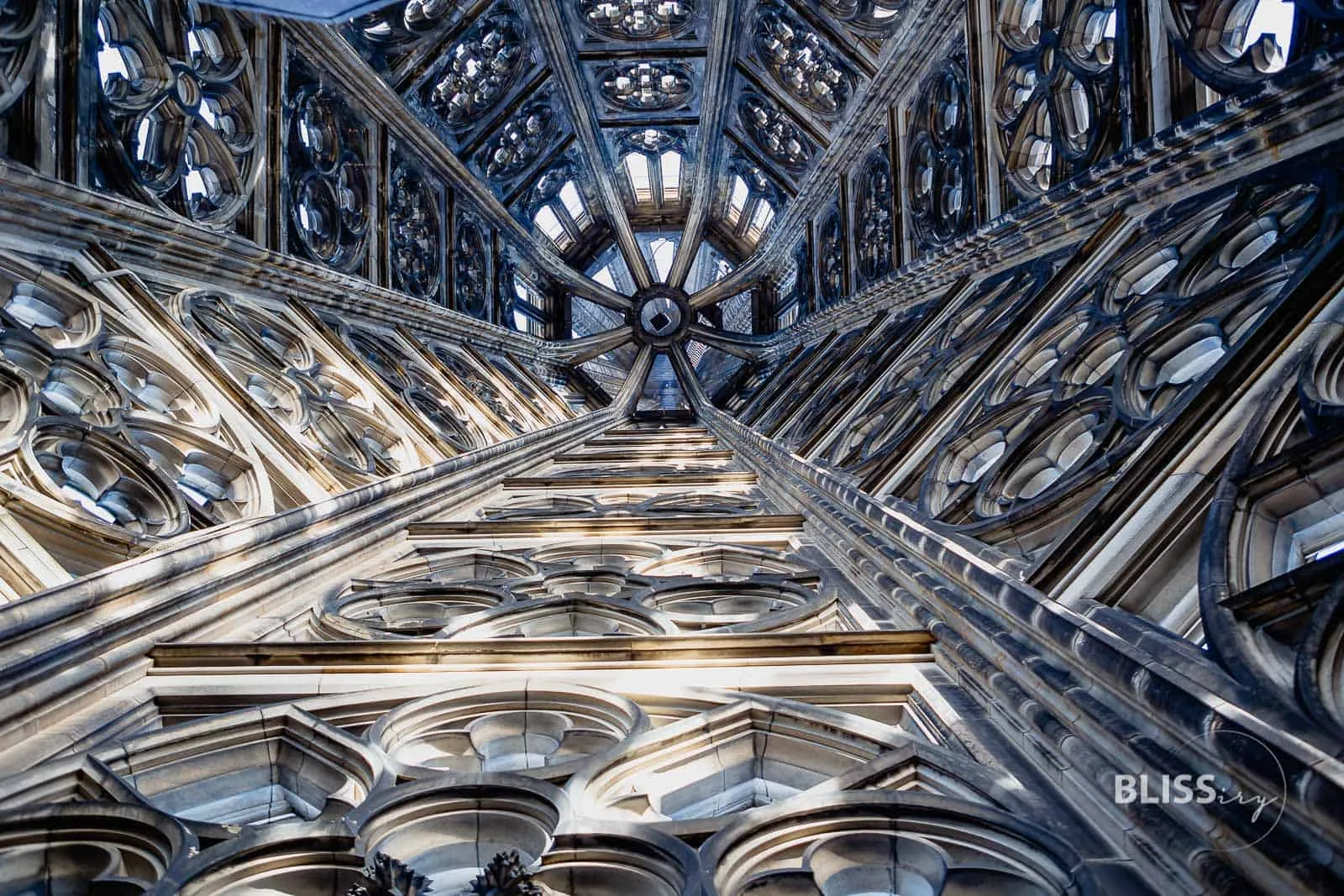 Sehenswürdigkeiten Köln - Kölner Dom Turmbesteigung und Aussicht - Aufstieg Kölner Dom, Köln - Anzahl Treppen, Aussicht, Preis - Sehenswürdigkeiten Köln - Dombesteigung und Aussicht vom Dom, 530 Treppen Stufen zur Domspitze, Aussichtsplattform mit Graffiti
