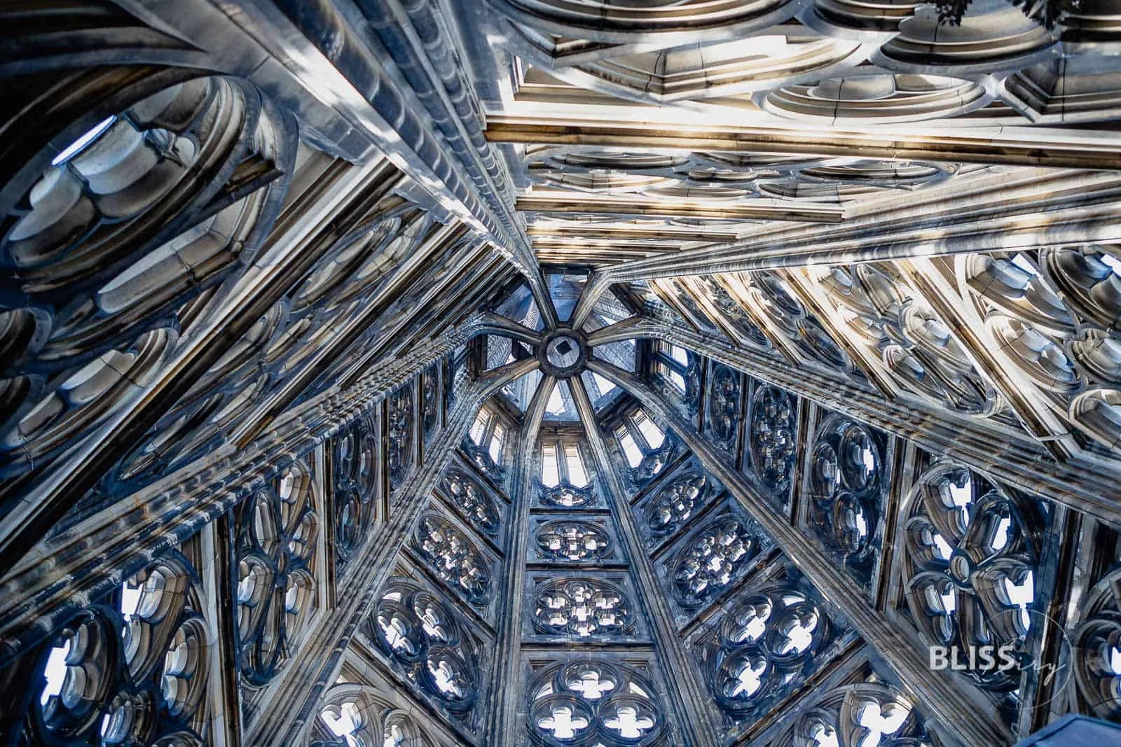 Sehenswürdigkeiten Köln - Kölner Dom Turmbesteigung und Aussicht - Aufstieg Kölner Dom, Köln - Anzahl Treppen, Aussicht, Preis - Sehenswürdigkeiten Köln - Dombesteigung und Aussicht vom Dom, 530 Treppen Stufen zur Domspitze, Aussichtsplattform mit Graffiti