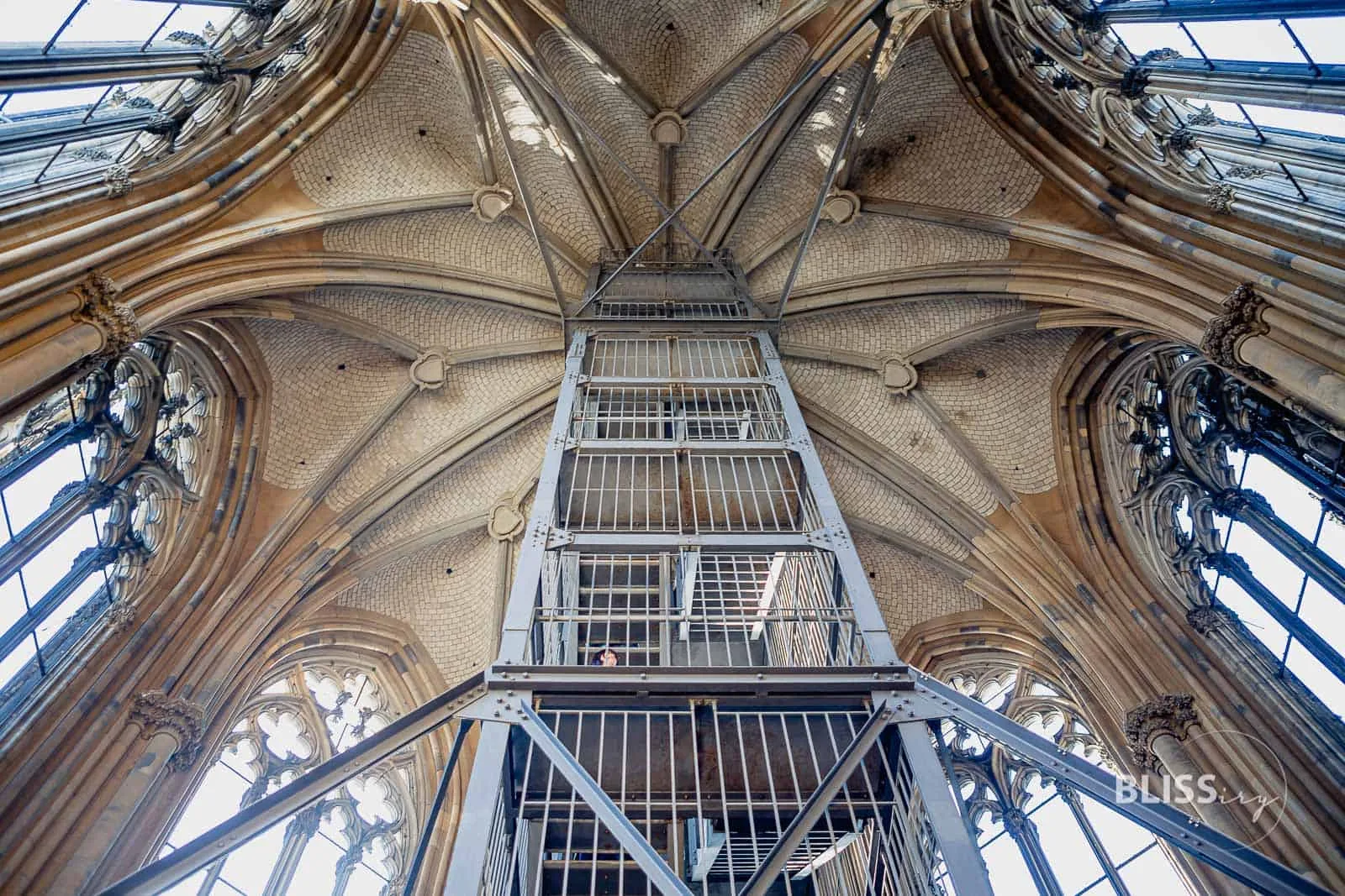 Sehenswürdigkeiten Köln - Kölner Dom Turmbesteigung und Aussicht - Aufstieg Kölner Dom, Köln - Anzahl Treppen, Aussicht, Preis - Sehenswürdigkeiten Köln - Dombesteigung und Aussicht vom Dom, 530 Treppen Stufen zur Domspitze, Aussichtsplattform mit Graffiti