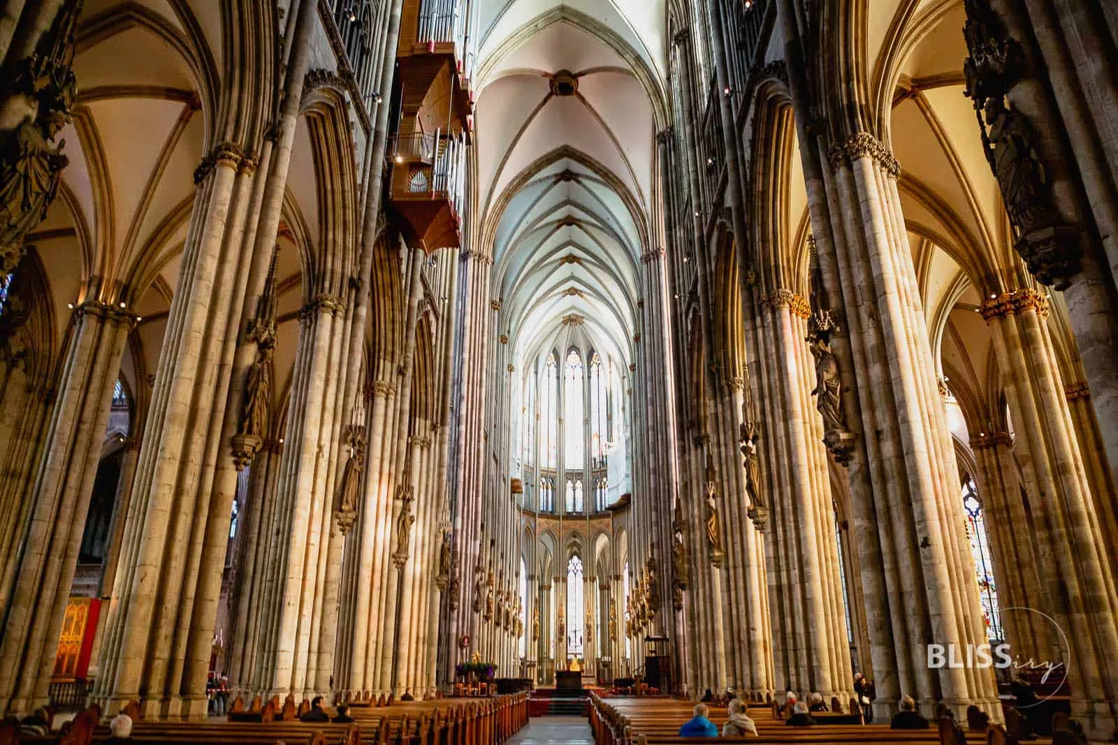 Sehenswürdigkeiten Köln - Kölner Dom Turmbesteigung und Aussicht - Aufstieg Kölner Dom, Köln - Anzahl Treppen, Aussicht, Preis - Sehenswürdigkeiten Köln - Dombesteigung und Aussicht vom Dom, 530 Treppen Stufen zur Domspitze, Aussichtsplattform mit Graffiti